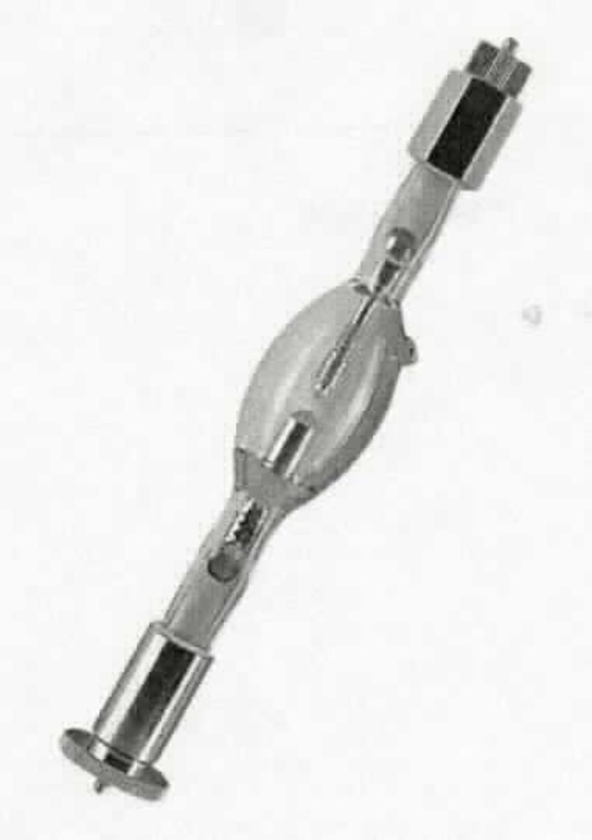 UV-Kurzbogenlampe HBO 350W/S VS1,
- aus einem mit Metallhalogeniden gefüllten Glaskolben mit zwei Elektroden, beidseitig mit
  Metallsockeln (Anode und Kathode) verschlossen, für eine Leistung von 350 Watt und 
  einer Spannung von 68 Volt, in den Abmessungen: Länge 127 mm, Durchmesser: 20 mm,
- verpackt in einem Pappkarton,
- zur Erzeugung von sichtbarem Licht und UV-Licht mittels eines Lichtbogens zwischen 
  zwei Elektroden.
(Abbildung s. Anlage)

"Bogenlampe"