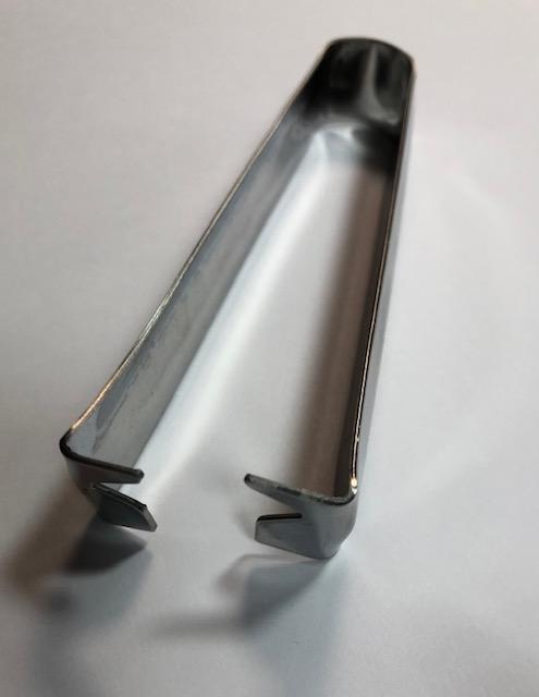 "Rosenentdorner"

- zangenartiges Erzeugnis, bestehend aus zwei Schenkeln und arbeitendem Teil aus unedlem Metall

- am unteren Ende zu jeweils einer Kerbe (arbeitender Teil) ausgearbeitet

- mit einer Gesamtlänge von etwa 13 cm
  
- zum Entfernen von Blumendornen (z. B. Rosen) und Stängelblättern in 
  der Floristik bzw. im Gartenbau

Abbildung siehe Anlage.

Derartige Erzeugnisse gehören als "andere Handwerkzeuge für den Gartenbau, mit arbeitendem Teil aus unedlem Metall, andere als in den TARIC-Codes 8201 1000 00 bis 8201 6000 00 genannte" zum TARIC-Code 8201 9000 00.