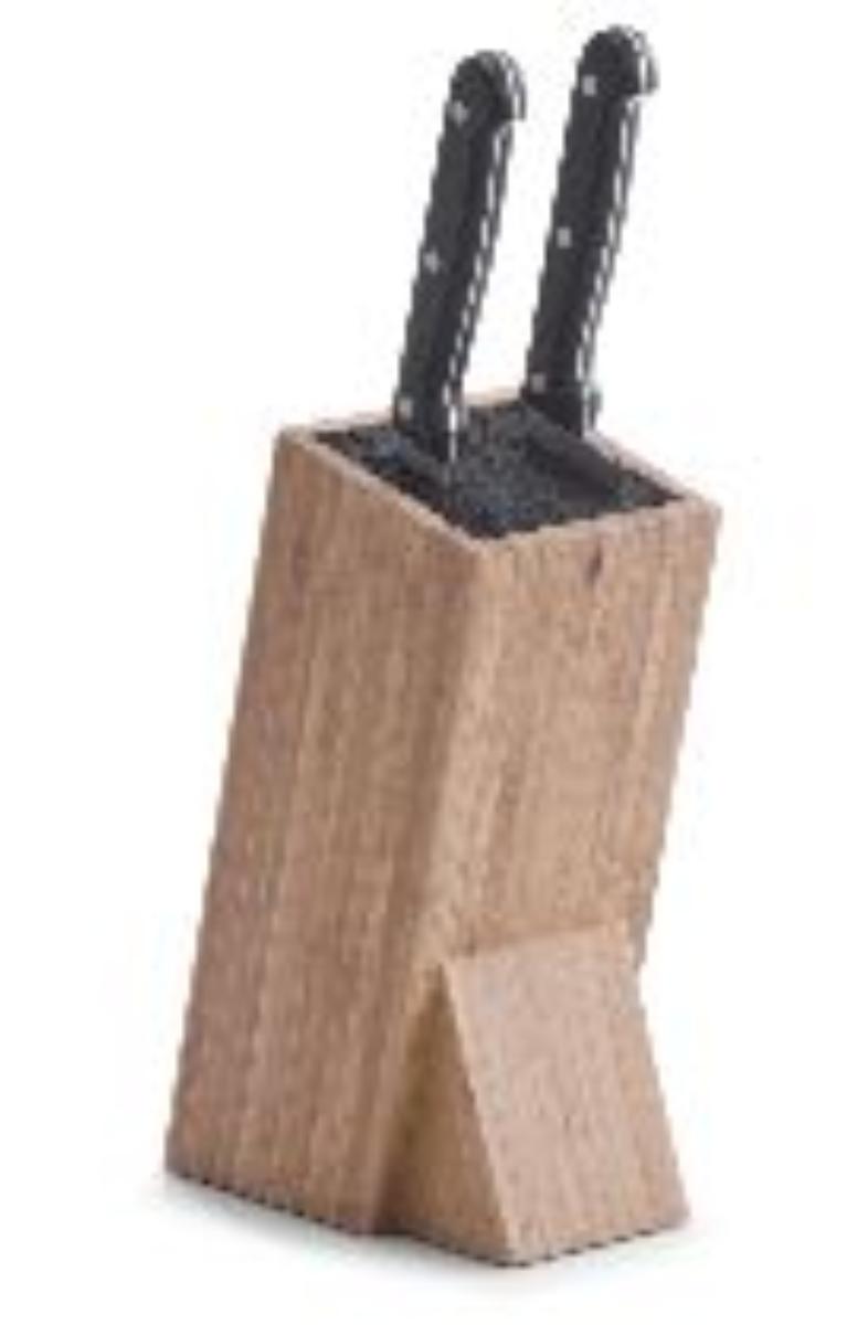 Messerblock Art.-Nr.: 25328 (Abbildung siehe Anlage)
- schräg stehender Vierkantblock aus Bambus (lt. Antragsteller),
  auf der Unterseite mit rutschhemmenden Standfüßen aus Schaumkunststoff versehen,
  Abmessungen ca. 15,5 x 10,5 x 25,5 cm,
- mit einem herausnehmbaren "Borsteneinsatz" aus einem dichten Bündel aus Kunststoff-
  monofilen ausgestattet,
- in einer Kunststofffolie (Shrink wrapped) mit einem farbigen Etikett verpackt
  und für den Einzelverkauf aufgemacht,
- dient dem Einstecken und Aufbewahren von Messern und anderen Küchenutensilien,
- zur Verwendung in der Küche.

Hinsichtlich des Wertes überwiegt das Holz, hinsichtlich der Bedeutung für die Verwendung
der Kunststoffeinsatz; ein charakterbestimmender Stoff konnte nicht ermittelt werden. Die Ware
ist der zuletzt genannten, in Betracht kommenden Position zuzuweisen.

"Holzware zur Verwendung bei Tisch oder in der Küche, aus Bambus weder Brotbretter noch Essstäbchen
 (zusammengesetzte Ware aus Holz und Kunststoff -ohne charakterbestimmenden Stoff-); Messerblock"