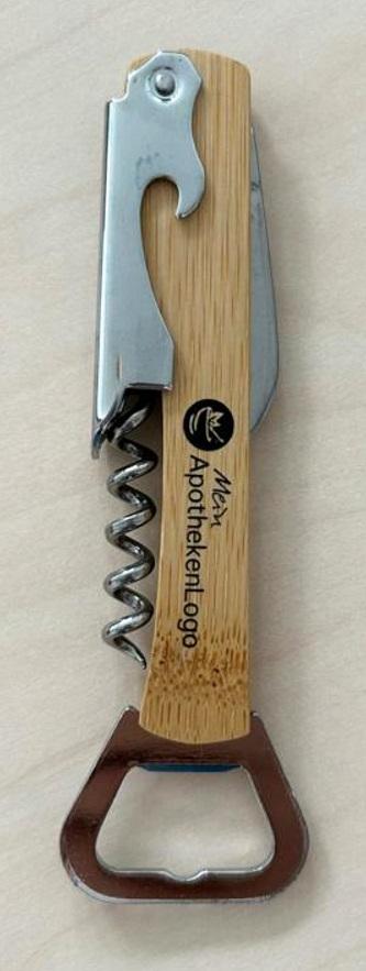 "Bambus Kellnermesser, Art.-Nr. 903136"

- mit freiem Arm zu handhabendes Handwerkzeug in Form eines Flaschenöffners aus unedlem Metall
  mit Griffschalen aus Bambus an das unlösbar und jeweils aufklappbar ein Korkenzieher in Form einer
  offenen Spirale, ein Kapselheber mit zusätzlicher Funktion als Stützbolzen (Kapselheber und Korken-
  zieher sind charakterbestimmend) sowie eine Messerklinge angebracht sind; alle Bestandteile aus
  unedlem Metall

- in einem Kunststoffbeutel und einem Pappkarton verpackt

Abbildung siehe Anlage.

Derartige Erzeugnisse gehören als "Handwerkzeuge (Haushaltswerkzeuge), anderweit weder genannt
noch inbegriffen, mit arbeitendem Teil aus unedlem Metall" zum TARIC-Code 8205 5100 00.