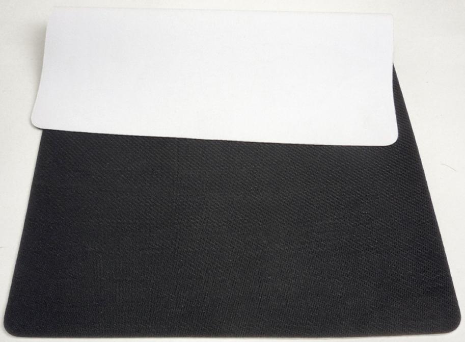 Tischset, Foto siehe Anlage, 
- laut Antrag: 
-- annähernd rechteckig zugeschnitten, mit abgerundeten Ecken; in den Abmessungen: ca. 39 cm 
   x 26 cm,  
-- aus einem kautschutierten Gewirke (= Gewebe) der Position 5906 mit einem Quadratmeter-   
   gewicht von 1100 g, 
--- mit einer Oberlage aus einem weißen, dichten, nicht nur der Verstärkung dienenden Gewirke    
    aus Polyester (synthetische Chemiefasern), 
--- mit einer Unterlage (sog. Moosgummi) aus Zellkautschuk ("natural rubber"), 
-- wird es je nach Kundenwunsch bedruckt (z. B. mit persönlichen Motiven oder mit Werbeauf-
   drucken) und als Tischset zu Zier- oder Präsentationszwecken verwendet,
- in anderer als quadratischer oder rechteckiger Form zugeschnitten, damit konfektioniert. 

"Andere Ware zur Innenausstattung (Tischset), aus Spinnstoffen, keine Ware der Position 9404, aus 
 Gewirken"