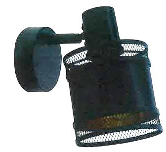 Bei der sog. Wand- & Deckenleuchte Metall-Stoff, Art.Nr. 2900023010, handelt es sich im Wesentlichen um eine etwa 100 x 150 x 140 mm (L x B x H) große elektrische, maschinell gefertigte Leuchte mit zylindrischer Wandbefestigung, stabförmigem Lampenarm und zylindrischem Lampenkopf aus einem netzartig gestalteten Metallkorpus der teilweise mit textilem Bezug versehen ist. Das Erzeugnis ist mit einer E14-Fassung ausgestattet, jedoch lt. Datenblatt und ergänzenden Angaben der Astin ausschließlich für LED-Technologie zu verwenden (15 W LED Leuchtmittel).


Das Erzeugnis ist als "elektrische Decken- und Wandleuchte, anderweit weder genannt noch inbegriffen, nicht von der für öffentliche Plätze und Verkehrswege verwendeten Art, ausschließlich zur Verwendung mit LED-Lichtquellen bestimmt, aus Metall und Spinnstoffen, nicht von den TARIC-Codes 9405 1190 10 und 9405 1190 20 erfasst" einzureihen.