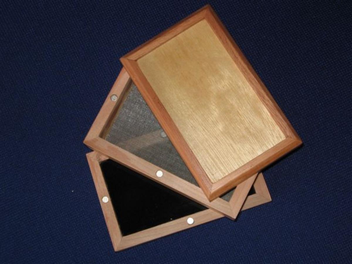 Es handelt sich bei der sog. "Kiste aus Holz mit Magnetverschluss" um eine aus verschiedenen Bestandteilen zusammengesetzte Ware in Form eines Handsiebes und einer Holzkiste.
Das Sieb besteht aus engmaschigen Metalldrähten und ist auf einem rechteckigen Holzrahmen befestigt; Maße 9 cm x 14 cm. Die Kiste (gleiche Maße) besteht vorwiegend aus Holz, besitzt einen Magnetverschluss zum Abnehmen des Deckels und des Siebes und ist mit einem Kunststoffboden ausgestattet, der die gesiebten Waren (z.B. Tabak, Sand…) aufnehmen kann.

Da kein charakterbestimmender Bestandteil ermittelbar ist, erfolgt eine Einreihung in die zuletzt genannte, der gleichermaßen in Betracht kommenden Positionen.

Die in einem Karton verpackte Ware wird als "Handsieb" eingereiht.