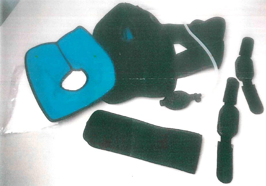 Knieorthese, noch nicht zusammengesetzt, in Form einer Warenzusammenstellung in Aufmachung für den Einzelverkauf, im Wesentlichen bestehend aus 
- einer spezifischen, anatomisch dem Bein angepassten Kniemanschette aus unelastischem Spinnstoffmaterial im Wrap-Design mit einer Aussparung für die Patella und mit integrierter, aufblasbarer Luftkammer zur individuell einstellbaren Kompression (charakterbestimmender Bestandteil in Hinblick auf die Bedeutung für die Verwendung),
- einem Blasebalg mit Schlauch und Verbindungsstück,
- zwei Metallführungsschienen mit polyzentrischem Gelenk und einstellbarer Flexions- und Extensionsbegrenzung,
- zwei Gelpacks, mit Patella-Aussparung, zur Kältetherapie,
- zwei Verlängerungsgurten aus Spinnstoff, jeweils mit Klettverschluss und
- einem Unterziehstrumpf aus Spinnstoff. 
Die Kniemanschette wird mit zwei Klettverschlussgurten am Ober- und Unterschenkel des Patienten fixiert. Sie verfügt über eine integrierte Luftkammer, in die Luft über eine abnehmbare Luftpumpe und eines darüber befindlichen Ventils (on/off) individuell gefüllt oder abgelassen werden kann. Die Metallführungsschienen, welche über eine Flexions- und Extensionsbegrenzung verfügen, sind an den Enden jeweils mit Klettverschlüssen ummantelt und können so seitlich an der Manschette aufgebracht werden. Zur Anpassung von Flexion und Extension müssen die Kappen der beiden Metallschienen geöffnet, die Anschläge an die gewünschte Position eingesetzt und die Kappen wieder verschlossen werden. 
Äußere Form: siehe Abbildung in der Anlage. 
Die Orthese kombiniert ein Stützen und Halten durch die pneumatisch einstellbare Kompression sowie Kälte-/Kryotherapie durch das Gel-Pack. Sie stabilisiert und unterstützt die physiologische Führung des Kniegelenks unter einstellbarer gradueller Bewegungslimitierung von Flexion und Extension mit fortlaufender Vergrößerung des Bewegungsumfangs, u. a. nach Verletzungen, operativen Eingriffen oder Instabilitäten des medialen oder lateralen Seitenbandes, des vorderen Kreuzbandes und bei Meniskusreparaturen.
Alle Bestandteile der Warenzusammenstellung sind gemeinsam mit einer Gebrauchsanleitung in einer Faltschachtel verpackt.

Die Ware wird als "orthopädische Vorrichtung für Menschen" eingereiht.