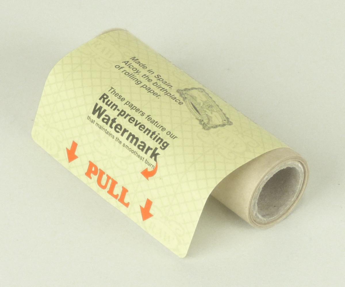 Bei dem sog. Zigarettenpapier auf Rollen (RAW ROLL) handelt es sich um einen auf einer Pappspule aufgerollten Streifen Zigarettenpapier mit einer Breite von etwa 5,4 cm, der an einer Längsseite mit einer etwa 0,5 cm breiten Gummierung versehen ist. Die Rolle befindet sich in einer mit Produktangaben bedruckten Schachtel aus Pappe.

Abbildung siehe Anlage.

Derartige Waren gehören als "Zigarettenpapier, in Rollen mit einer Breite von mehr als 5 cm bis 15 cm" zum TARIC-Code 4813 90 10 00.