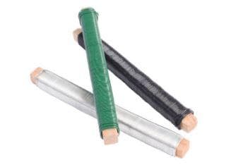 Draht aus Stahl, ummantelt

Bei der Ware handelt es sich um Draht aufgewickelt auf einer Holzspindel. Der 20 m oder 50 m lange Draht hat einen Durchmesser von 0,65 mm und besteht aus nicht legiertem Stahl mit einem Kohlenstoffgehalt von weniger als 0,25 GHT. Zusätzlich ist der Draht mit einem grün gefärbten Kunststoff überzogen. Die Ware ist für den Einzelverkauf aufgemacht und ist zur Verwendung als Bindedraht bestimmt.

Die Ware ist nach ihrer stofflichen Beschaffenheit als Draht aus Eisen oder nicht legiertem Stahl, anderer, mit einem Kohlenstoffgehalt von weniger als 0,25 GHT, in die Codenummer 7217 9020 00 0 des Zolltarifs einzureihen.