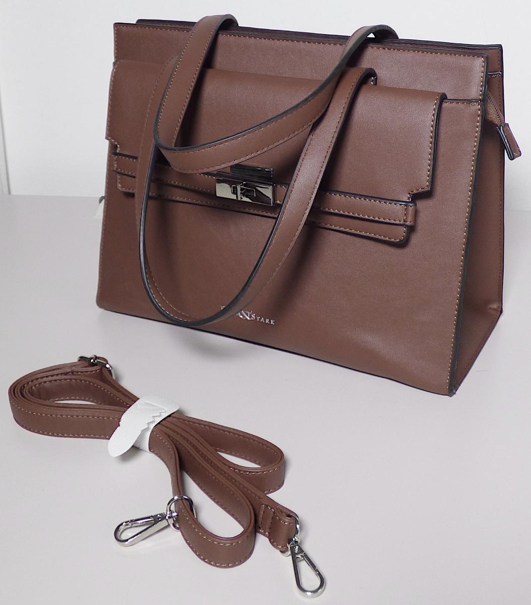 Handtasche, Foto siehe Anlage,
- mit einer Außenseite aus Kunststofffolien,
- mit zwei Handtragegriffen und einem abnehmbaren, längenverstellbaren Schultertragegurt,
- an der Rückseite mit einem eingesetzten Reißverschlussfach,
- an der Vorderseite mit einem eingesetzten Einsteckfach mit einer Überschlagklappe mit
  einem magnetischen Druckknopfverschluss,
- das Hauptfach ist mit einem ca. 3 cm unterhalb des oberen Rands verlaufenden Reißverschluss
   versehen,
- - gefüttert; innen mit zwei offenen Einsteckfächern und einem Reißverschlussfach ausgestattet,
- mit den Abmessungen: ca. 32 cm (Breite) x 25 cm (Höhe) x 14 cm (Tiefe),
- Handtasche, da aufgrund der Größe und des Gesamteindrucks in erster Linie dazu geeignet,
  kleinere, persönliche Gegenstände aufzunehmen.

"Handtasche, mit Außenseite aus Kunststofffolien"