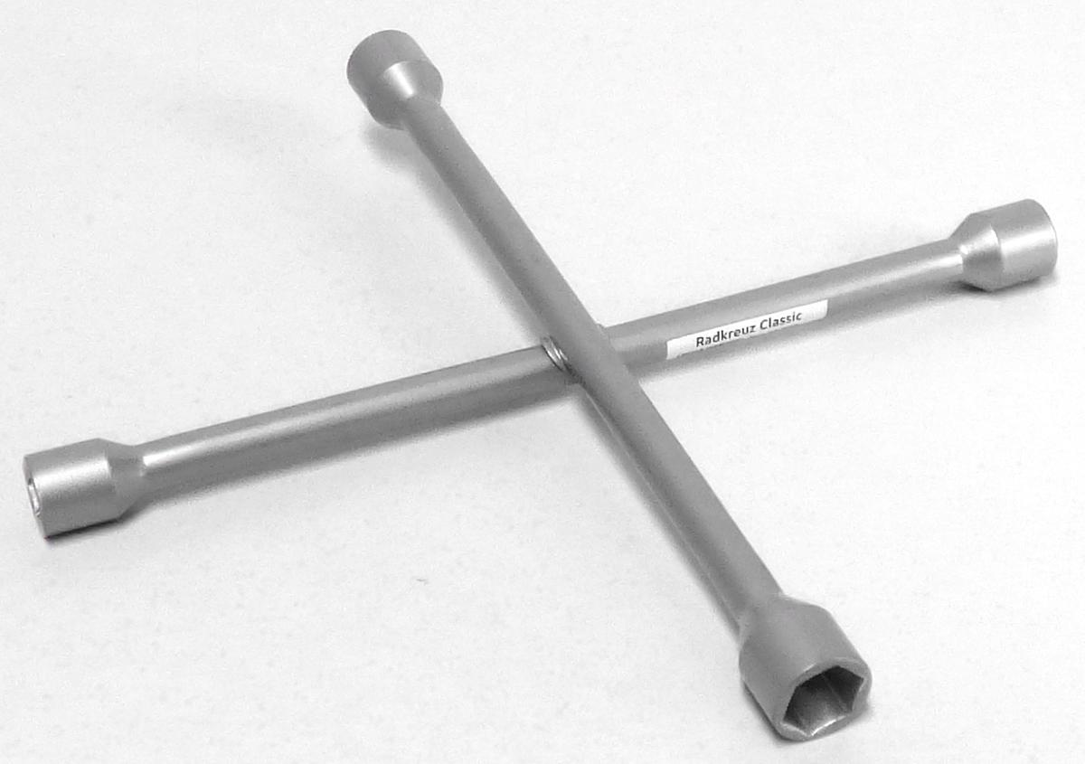 "Radkreuz", Art.-Nr. 55000
 
- mit freiem Arm zu handhabender Schraubenschlüssel in Form eines Kreuzes, vollständig aus
  unedlem Metall, jedes Ende zu Steckschlüsseln in unterschiedlichen Größen ausgeformt
 
- Schlüsselweiten: 17, 19, 22 mm sowie 13/16"
 
- mit einem bedruckten Aufkleber versehen
 
- zum Wechseln von Autorädern

Abbildung siehe Anlage.
 
Derartige Erzeugnisse gehören als "von Hand zu betätigende Spannschlüssel, mit nicht verstell-
barer Spannweite, mit arbeitendem Teil aus unedlem Metall" zum TARIC-Code 8204 1100 00.