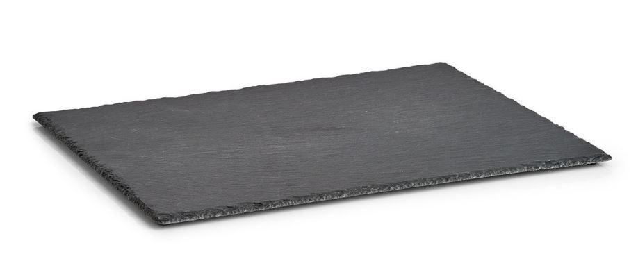 Angaben:
Servierplatte, eckig, mit vier Schaumgummifüßen; Größe: ca. 40 x 30 x 0,4-0,6 cm; Materialart: Schiefer; Farbe: anthrazit; in Einzelverpackung.

Befund:
Bearbeiteter Tonschiefer und Waren aus Tonschiefer oder aus Pressschiefer.