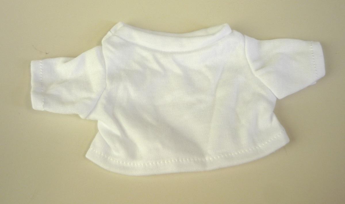 Nach den Angaben der Antragstellerin handelt es sich um ein ca. 11 x 21 cm (H x B; Breite mit Ärmeln) großes, weißes T-Shirt (Artikelnummer: SHIRT-XL) aus Spinnstoff mit einem runden Halsausschnitt und halblangen Ärmeln. Der Halsausschnitt ist eingefasst, die unteren Ränder sind durch Umschlagen und Festnähen gesäumt.

Das T-Shirt ist aufgrund der Gestaltung erkennbar hauptsächlich als Zubehör für Puppen bestimmt. Eine mögliche anderweitige Verwendung steht der Einreihung nicht entgegen.

Die Ware dient der spielerischen Unterhaltung von Kindern und ist in einem Kunststoffbeutel verpackt.

Das Erzeugnis ist als "Zubehör für Puppen, nur Nachbildungen von Menschen darstellend" einzureihen.