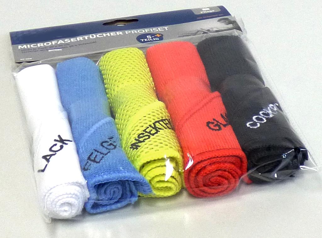 Reinigungstücherset, Foto siehe Anlage,
- Warenzusammenstellung, bestehend aus drei Reinigungstüchern aus einfarbigen Schlingen-
  gewirken ("Cockpit", "Felge" und "Glas"), einem Reinigungstuch aus einfarbigen Abstands-
  gewirken ("Insekten") und einem Reinigungstuch aus einfarbigen, beidseitig gerauten (ge-
  schmirgelten) Geweben ("Lack"); gemeinsam in einem Polybeutel mit bedrucktem Pappauf-
  hänger für den Einzelverkauf aufgemacht und zur Befriedigung eines speziellen Bedarfs 
  zusammengestellt,
- jeweils quadratisch, in den Abmessungen von laut Antrag 30 cm x 30 cm; in einer Ecke mit 
  einem angenähten, eine "Tasche" bildenden, dreieckigen Zuschnitt versehen, der mit einem 
  Schriftzug bestickt ist,
- alle Flächenerzeugnisse bestehen aus laut Antrag 80 % Polyester und 20 % Polyamid (beides
  synthetische Chemiefasern),
- an allen Rändern durch Überwendlichnähte gesäumt (somit konfektioniert),
- im Hinblick auf die Bedeutung in Bezug auf die Verwendung sind die Reinigungstücher aus 
  Gewirken und das Reinigungstuch aus Geweben gleichbedeutend; im Hinblick auf den Umfang 
  (Menge) überwiegen jedoch die Reinigungstücher aus Gewirken und verleihen der Waren-
  zusammenstellung somit ihren wesentlichen Charakter.

"Andere konfektionierte Waren (Reinigungstücher), aus Spinnstoffen, aus Gewirken"
