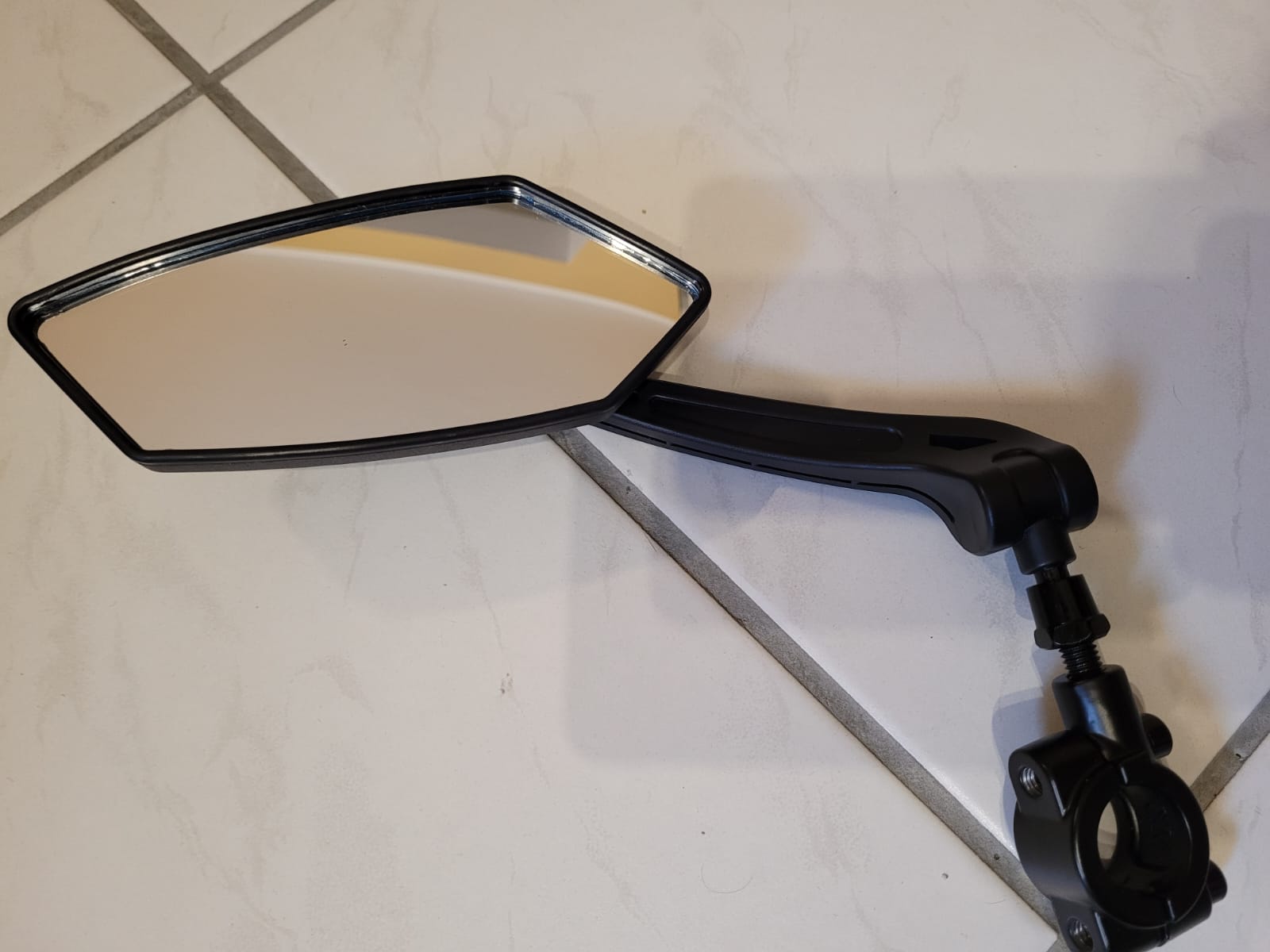 Spiegel aus Glas, sog. Spiegel eckig für Fahrradlenker, Foto siehe Anlage,
aus verschiedenen Bestandteilen zusammengesetzte Ware; bestehend aus:
- einem Rückspiegel aus laut ergänzenden Angaben Glas in einem Gehäuse (Fassung) aus Kunststoff,
- - optisch nicht bearbeitet (damit keine Ware des Kapitels 90),
- - in den Abmessungen (Spiegelfläche) von laut Antrag ca. 15,5 cm x 6,4 cm,
- einem schwarzen Gelenkarm mit der Aufschrift „EXCELENCE“ aus laut Antrag Kunststoff,
- - am unteren Ende mit einer Befestigungsschelle zur Befestigung des Spiegels am Lenker eines
    Fahrrads,
- - in den Abmessungen von laut Antrag ca. 15 cm (Länge) x 8,6 cm (Höhe),
- zwei Schrauben (M8),
- der Spiegel aus Glas bestimmt insbesondere aufgrund seiner Bedeutung in Bezug auf die
  Verwendung den wesentlichen Charakter der zusammengesetzten Ware,
- keine Einreihung als Zubehör für Fahrräder in die Position 8714, da es sich beim Wortlaut der
  Position 7009 (Rückspiegel) um die genauere Warenbezeichnung handelt.

"Spiegel aus Glas, gerahmt, Rückspiegel für Fahrzeuge, anderer als in den TARIC-Codes 7009 1000 30
 bis 7009 1000 50 genannte"