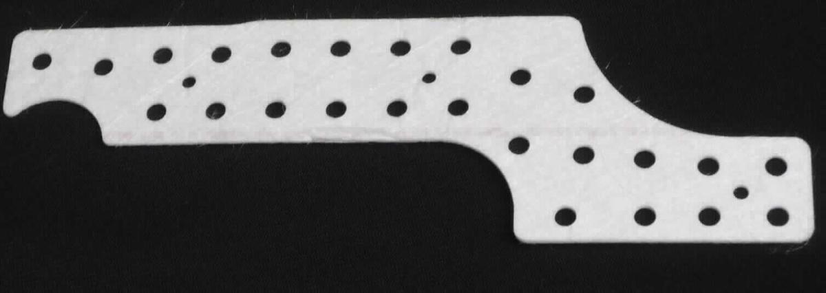Ware aus Glasfasern, sog. Glasfaser-Filterfilz, Foto siehe Anlage,
nach den Antragsangaben:
- Filterelement zum Filtrieren von Getriebeölen in Fahrzeugen,
- dreilagig gearbeitet,
- - mit zwei dünnen Außenlagen aus mit Bindemittel verfestigtem Vliesstoff aus synthetischen Chemiefasern,
- - mit einer dickeren Mittellage aus synthetischen Chemiefasern und nicht-textilen Mikro-Glasfasern,
- - die Mikro-Glasfasern überwiegen gewichtsmäßig erheblich gegenüber den synthetischen Chemiefasern, 
     sie bestimmen damit den wesentlichen Charakter der Mittellage,
- die Feinfiltration erfolgt in der Mittellage, die Außenlagen dienen lediglich der Formstabilität,
- die Mittellage bestimmt gegenüber den Außenlagen im Hinblick auf die Dicke und ihrer Bedeutung in Bezug auf 
  die Verwendung als Filter den Charakter der dreilagigen Ware,
- in den Abmessungen: ca. 10,5 cm x 5 cm; in unregelmäßiger Form zugeschnitten,
- wird als Glasware zu technischen Zwecken vom Kapitel 84 ausgenommen (keine Einreihung als Teil für Ölfilter
  der Position 8421).

"Ware (Filter) aus Glasfasern, andere als in den Unterpositionen 7019 9000 10 bis 7019 9000 80 genannte"