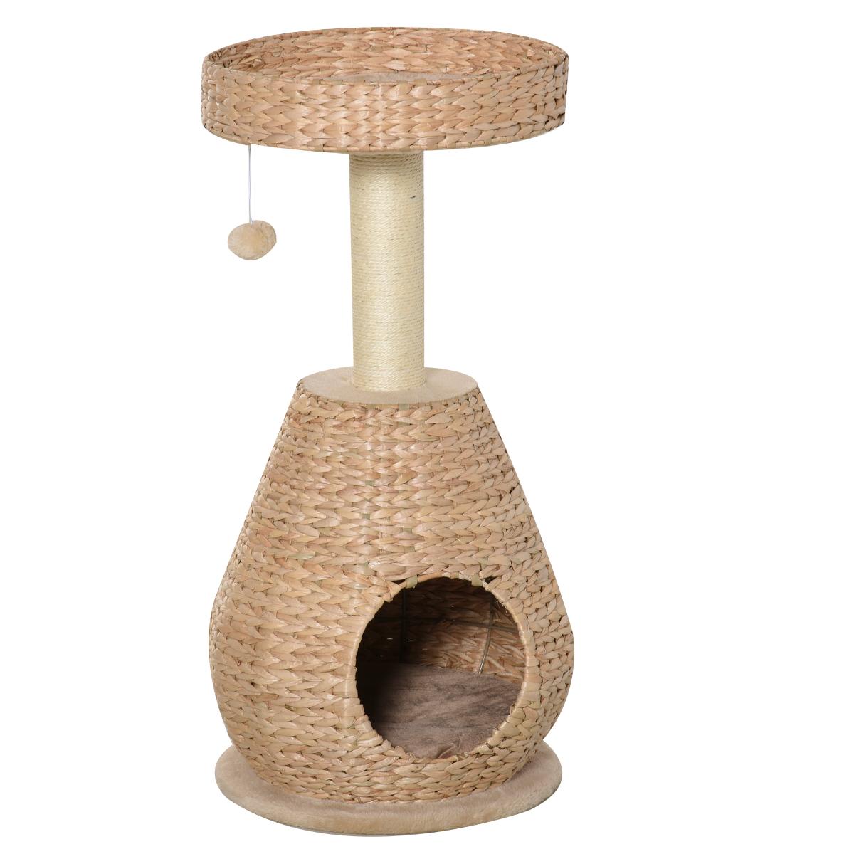 Nach den Angaben der Antragstellerin sowie dem vorliegenden Warenmuster handelt es sich bei dem sog. "PawHut Kratzbaum" um ein mehrstöckiges Gebilde (Höhe 82,5 cm) bestehend aus:

- einer runden Bodenplatte aus Holz, auf der Oberseite mit Spinnstoffplüsch überzogen (Durchmesser 39 cm),
- einer darauf befestigten, nach oben hin verjüngenden "Höhle" mit runder Grundfläche (annähernd tropfenförmig;  H 47 x D 41 cm), im Wesentlichen bestehend aus:
-- einem formgebenden Grundgerüst aus Metalldraht, das vollständig mit getrockneten Pflanzenblättern vom Rohrkolben (Flechtstoffe im Sinne der Anmerkung 1 zu Kapitel 46) umflochten ist,
-- und einer runden Bodenplatte aus Holz, mit Spinnstoffplüsch überzogen,

- einer vertikal auf die Höhle aufgesetzten Kratzsäule aus Pappe (L 30 cm, D 8 cm), die auf der Mantelfläche vollständig mit Seilen aus Sisal umwickelt ist (Spinnstoffgarne mit einem Titer von augenscheinlich mehr als 20.000 dtex),

- einer an der Spitze angebrachten, runden Liegeplattform
-- in Form einer mit Spinnstoffgewirken überzogenen Holzplatte (Durchmesser 40 cm),
-- mit einem leicht erhöhten Rand aus einem formgebenden Drahtgestell, das vollständig mit den o.g. Flechtstoffen umflochten ist,

- und einer mittels einer elastischen Kordel an der Unterseite der Liegeplattform befestigten Plüschbommel.

Der Kratzbaum dient Katzen der Beschäftigung und als Ruheplatz. Die Materialien Holz und Pappe spielen für die vordergründige Verwendung der Katzen nur eine untergeordnete Rolle. Im Hinblick auf die Bedeutung in Bezug auf die Verwendung sind deshalb insbesondere die Oberflächen aus Sisalseilen, die Plüschgewirke und die Flechtstoffe für die Ermittlung des charakterverleihenden Stoffes heranzuziehen.
Im Hinblick auf den Umfang sind dabei die Flechtstoffe flächenmäßig vorherrschend und mithin charakterverleihend.

Hinweise auf eine Fertigung in Handarbeit sind nicht ersichtlich.

Die noch nicht zusammengesetzte Ware ist gemeinsam mit einem Inbusschlüssel als Warenzusammenstellung verpackt.

Zolltarifrechtlich handelt es sich um eine "andere Ware, unmittelbar aus anderen pflanzlichen Flechtstoffen als Bambus oder Rattan hergestellt, keine Flaschenhülsen aus Stroh, nicht handgearbeitet".