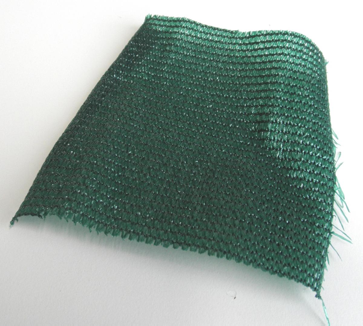Kettengewirke, sog. HDPE Sichtschutzblende, Foto siehe Anlage,
- laut Antrag:
-- als Meterware, mit einer Breite von 1 m bis 3 m (nicht konfektioniert),
-- aus ca. 1 mm breiten Streifen aus synthetischer Spinnmasse aus HDPE (Polyethylen),
-- keine Elastomergarne oder Kautschukfäden enthaltend,
-- buntgewirkt,
-- zur Verwendung als Sichtschutzblende (z. B. für Balkone).

"Kettengewirke, anderes als solche der Positionen 6001 bis 6004, anderes als in den Unterpositionen
 6005 21 bis 6005 41 und 6005 9010 genannte"