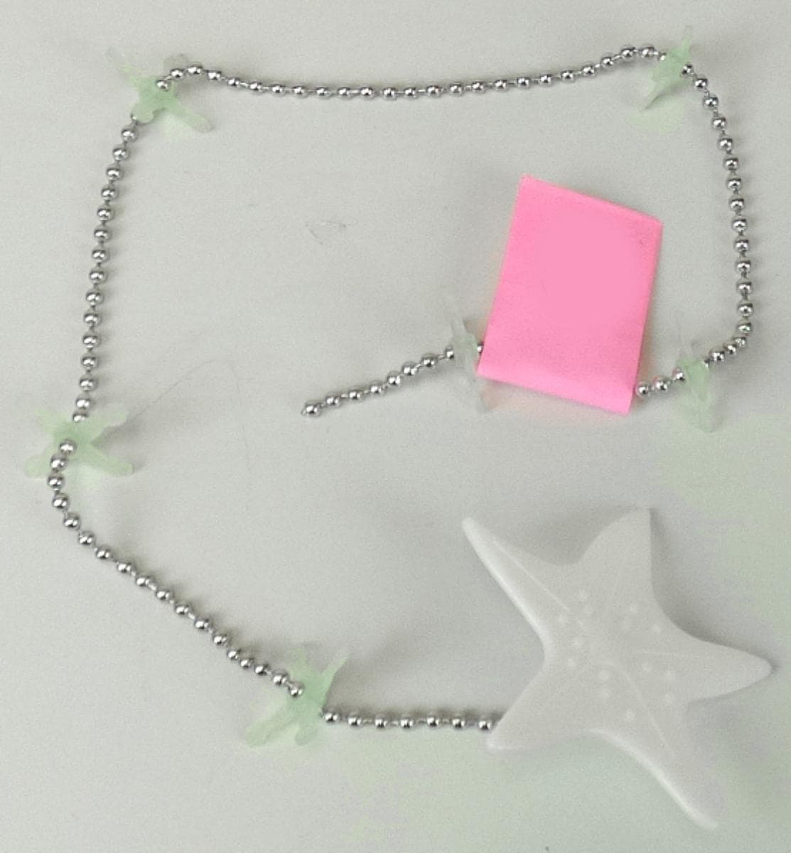 Es handelt sich bei der als sogenannter Haarstopper bezeichneten Ware um eine Kugelkette aus rostfreiem Stahl, die der an der Oberseite mit einer sternförmigen Halterung aus Kunststoff versehen und mit sechs Silikonkreuzchen ausgestattet ist. Die Ware soll in Dusch- oder Badewannenabläufe eingehängt werden, um Haare aufzufangen.
- Antragstellerangeben -
Abbildung siehe Anlage

In Anwendung der Allgemeinen Vorschrift 3b) lässt sich hinsichtlich der aus verschiedenen Stoffen / Materialien bestehenden Ware kein charakterbestimmendes Material ermittelt. Die Ware ist daher in Anwendung der Allgemeinen Vorschrift 3c) in die zuletzt genannte Position der gleichermaßen in Betracht kommenden Positionen (3926/7324) einzureihen.

Derartige Erzeugnisse gehören als "andere Sanitär- oder Toilettenartikel, aus Stahl" zur Codenummer 7324 9000 90 0 des Zolltarifs.