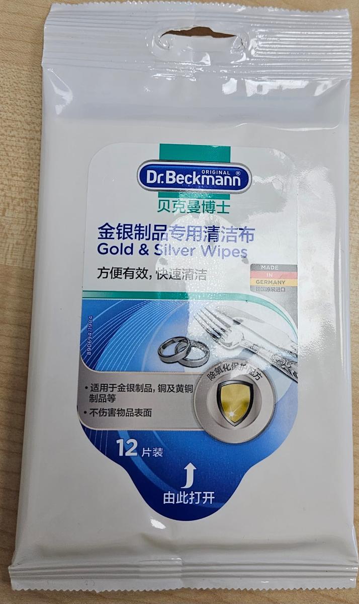 Angaben:
Gold und Silber Tücher; getränktes Trägermaterial zum Reinigen von Gold- und Silber-Materialien; besonders effektiv bei Entfernen von Schmutz; hinterlassen einen langanhaltenden Glanz; die Tücher werden mit leichtem Druck über den zu reinigenden Gegenstand gerieben; 12 Tücher (205 mm x 145 mm) pro Packung.

Warenbeschreibung:
Weiße, getränkte Vliestücher (Abmessungen: ca. 13,5 x 20,5 cm), zu 12 Stück in einem bedruckten, wiederverschließbaren Folienbeutel verpackt.

Befund: 
Poliermittel für Metall

Die Ware stellt sowohl einen Vliesstoff, mit Reinigungsmittel getränkt im Sinne der Position 3401 als auch ein Poliermittel für Metall im Sinne der Position 3405 dar. Da sowohl der Reinigungs- als auch der Poliervorgang von gleicher Bedeutung sind, kann kein charakterbestimmender Bestandteil/Verwendungszweck nach AV 3 b) ermittelt werden und die Ware ist unter Anwendung der AV 3 c) in die Position 3405 einzureihen.