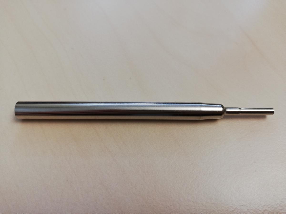Es handelt sich um ein konisch zulaufendes, ca. 8,2 cm langes Rohr aus Messing (vernickelt), mit einem Durchmesser von ca. 0,5 cm und einer sich verjüngenden Spitze.
Die Ware ist erkennbar zur Aufnahme einer Kugelschreibermine bestimmt und wird in einem Kugelschreiber verwendet (keine Gegenstände der vZTA-Entscheidung).
Die Ware ist als "erkennbares Teil für einen Kugelschreiber, keine Schreibfeder oder Schreibfederspitze" einzureihen.
