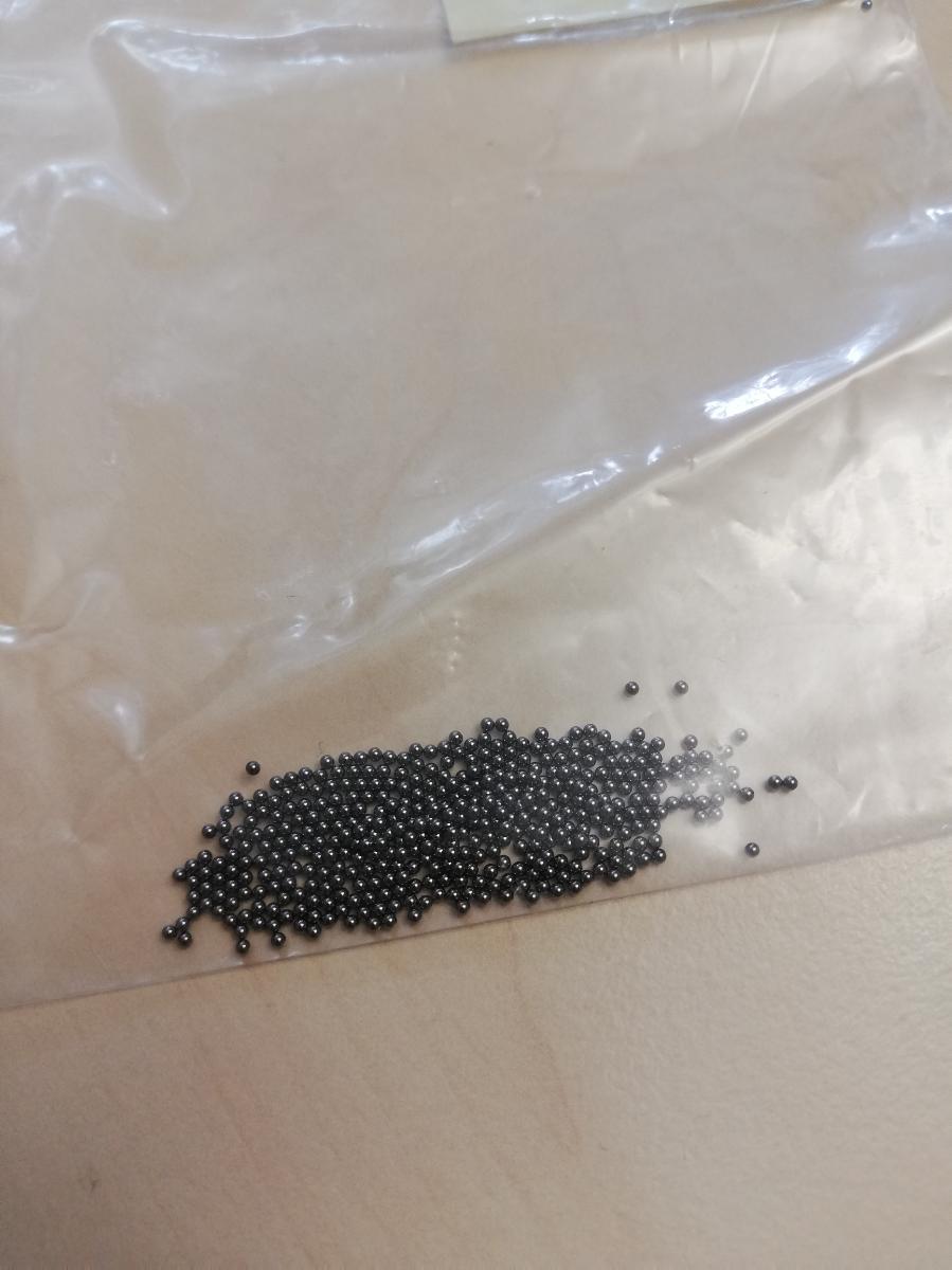 Es handelt sich um Kugeln aus Wolframcarbid mit einem Durchmesser von 1 mm, die als Spitzen für Kugelschreiberminen verwendet werden und sich aufgrund der Kombination von Material, Form und Größe als erkennbar für Kugelschreiber bestimmte Teile darstellen.
Die Ware ist als "erkennbares, anderes Teil eines Kugelschreibers, keine Schreibfedern und Schreibfederspitzen“ einzureihen.