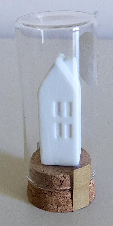Keramischer Ziergegenstand, Foto siehe Anlage,
- in Form einer aus verschiedenen Bestandteilen zusammengesetzten Ware, bestehend aus:
- einem keramischen Ziergegenstand:
- - in Form einer Miniatur eines unglasierten, weißen Hauses,
- - mit den Abmessungen (L x B x H) von: ca. 17 mm x 17 mm x 50 mm,
- - keramisches Erzeugnis, nach der Formgebung gebrannt, tonmineralhaltiges
    Material enthaltend,
- - - lt. Antrag aus Porzellan,
- - ohne Hinweise auf Handarbeit,
- einem Glasgefäß:
- - in Form einer zylinderförmigen, unten offenen, klarsichtigen Glasröhre,
- - in den Abmessungen von: ca. 75 mm (Höhe) x 35 mm (Durchmesser),
- - mit einem Verschluss in Form eines Korkstopfens auf welchem das Haus
    fixiert ist,
- - mit einem Aufkleber mit dem Spruch "Home is where the heart is", 
- der keramische Ziergegenstand bestimmt insbesondere aufgrund seines äußeren
  Erscheinungsbildes (Zierwirkung) den wesentlichen Charakter der Ware.

"Keramischer Ziergegenstand, aus Porzellan, nicht handgearbeitet"