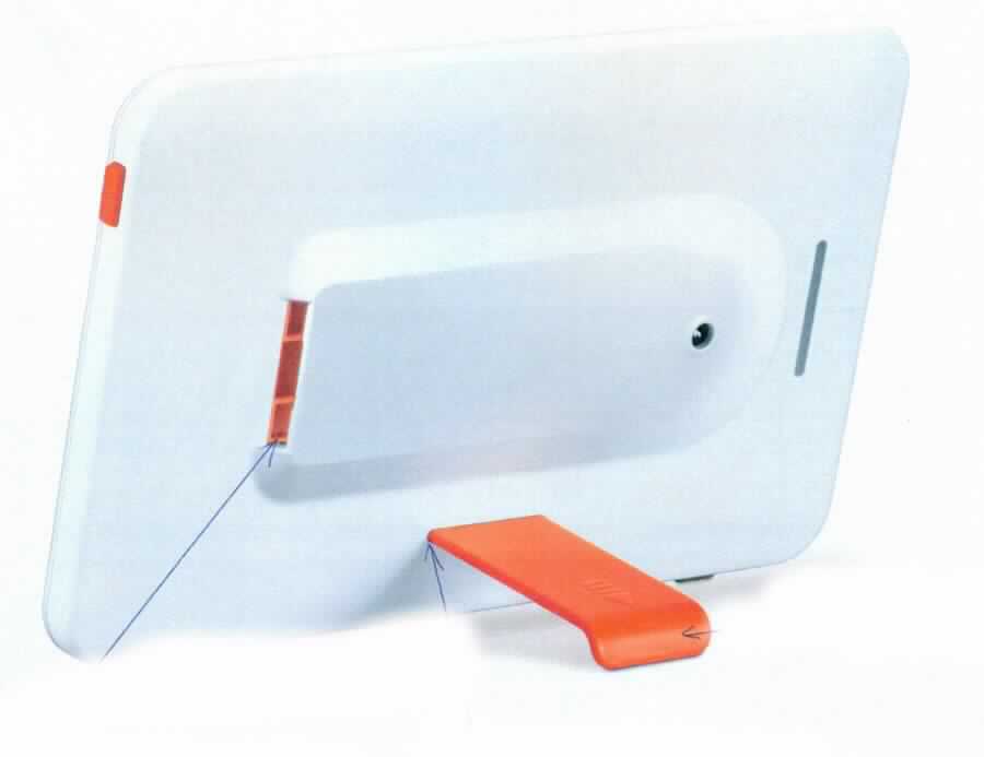 Der sog. Standfuß für Tageslichtlampe TL 20 (Art.-Nr. 163.935) besteht im Wesentlichen aus einer spezifisch geformten, orangenen Platte aus Kunststoff, mit einer kurzen (ca. 3,52 cm) und einer langen Seite (ca. 6,2 cm), wobei sich die kurze Seite in einem bestimmten Winkel zur langen Seite befindet, mit jeweils einer clipartigen Befestigungsvorrichtung auf beiden Seiten.

Das Erzeugnis ist erkennbar hauptsächlich zur Verwendung als Standfuß einer sog. Tageslichtlampe Modell TL 20 in Form einer Tischleuchte mit einer Beleuchtungsstärke von bis zu 10.000 Lux bestimmt und wird beim Aufstellen mit der kurzen Seite des Standfußes auf der Rückseite der Tageslichtlampe durch Hineinschieben und Einklicken befestigt. Zur Lagerung der Tageslichtlampe wird die lange Seite in den dafür vorgesehenen Schlitz geschoben.

Die Ware ist als "erkennbares Teil eines elektrischen Beleuchtungskörpers, anderweit weder genannt noch inbegriffen, aus Kunststoff, nicht für zivile Luftfahrzeuge" einzureihen.