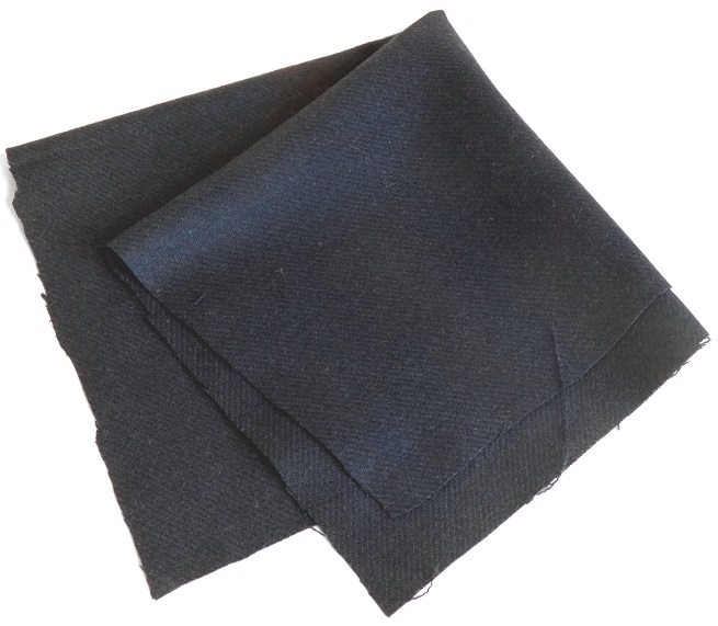 Gewebe, Foto siehe Anlage,
- als Meterware, mit einer Breite von laut Antrag 150 cm,
- laut Untersuchungsergebnis:
-- aus Garnen bestehend aus Polyacryl-Spinnfasern, Polyester-Spinnfasern, Wolle und anderen
   Spinnfasern; die Antragsangaben von 40 GHT Polyacryl, 30 GHT Polyester, 25 GHT Wolle und
   5 GHT andere Fasern können als zutreffend angesehen werden,
-- keine Filamente enthaltend, somit keine Ware der Unterposition 5515 21,
-- buntgewebt (melierte Garne),
-- in Köperbindung,
-- geraut.

"Gewebe aus synthetischen Spinnfasern, anderes als in den Positionen 5512 bis 5514 genannte, aus
 Polyacryl-Spinnfasern, anderes als in den Unterpositionen 5515 21 bis 5515 22 genannte"