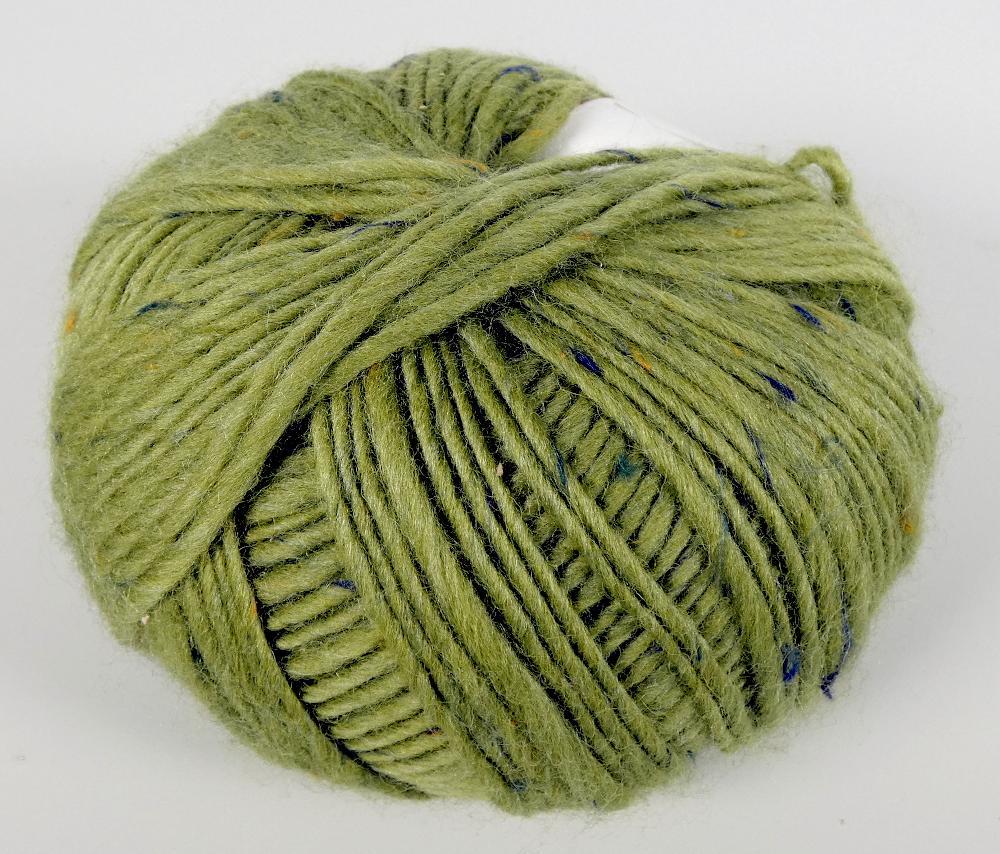 Strickgarn, Foto siehe Anlage,
- mit einer bedruckten Pappbanderole umwickelt,
- als Meterware im Knäuel, laut Antrag mit einer Länge von 200 m und einem Gewicht von
  100 g (in Aufmachung für den Einzelverkauf),
- gezwirnt; mit einer Z-Drehung als letzter Drehung,
- laut Antrag aus 85 GHT Wolle, 10 GHT synthetischen Chemiefasern (laut Antrag Polyacryl)
  und 5 GHT künstliche Chemiefasern (laut Antrag Viskose); die Antragsangaben können als
  zutreffend angesehen werden, somit keine Ware der Unterposition (HS) 5109 90,
- nicht mit Metalldraht verstärkt (somit kein Bindfaden der Position 5607).

"Garn aus Wolle, in Aufmachung für den Einzelverkauf, mit einem Anteil an Wolle von 85 GHT,
 andere als in der Unterposition (KN) 5109 1010 genannte"