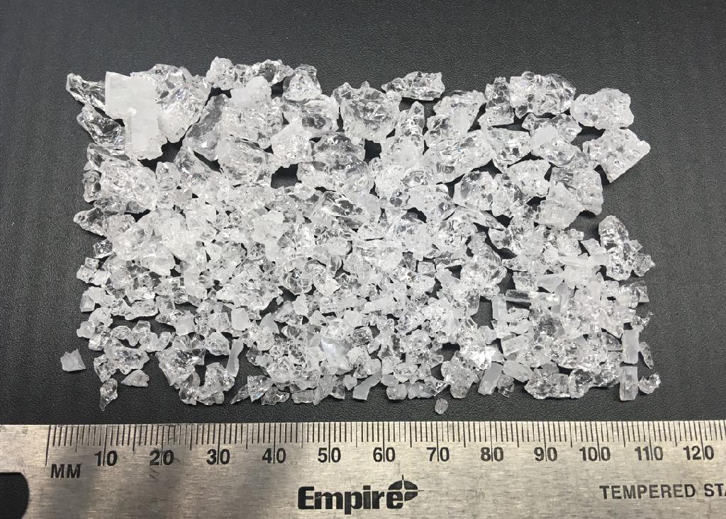 Künstlicher Korund

Bei der Ware handelt es sich nach den vorgelegten Produktinformationen um farblose Kristalle mit einer Korngröße von weniger als 10 mm. Der Gehalt an Aluminiumoxid (CAS-Nummer 1344-28-1) ist mit mehr als 98,5 GHT angegeben. Die Ware wird durch Schmelzen von Aluminiumoxid im Elektroofen hergestellt.

Die Ware wird nach ihrer stofflichen Beschaffenheit als künstlicher Korund, auch chemisch nicht einheitlich, mit einem Gehalt an Aluminiumoxid von 98,5 GHT oder mehr, von dem weniger als 50 % des Gesamtgewichts eine Korngröße von mehr als 10 mm aufweisen, anderer, in den Taric-Code 2818 1011 90 eingereiht.