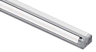Die Leuchte "Multifrio MO-L228-24V" NAN 8489953, besteht im Wesentlichen aus einem Gehäuse aus Aluminiumstrangguss (Abmessungen ca. 1280 x 275 x 85 mm) und einer Kunststoffabdeckung, hinter der sich fest verbaute weiß leuchtende LED befinden. In den Enden befinden sich Steckbuchsen zur Verbindung mehrerer Leuchten untereinander bzw. mit 24 V Gleichspannung. Der maximale Lichtstrom beträgt 1470 Lumen bei einem Abstrahlwinkel von 35°.
Die Ware ist zur Verwendung in Kühlmöbeln vorgesehen. Die Bestandteile aus Metall bestimmen nach dem Umfang und wegen der Bedeutung für die Verwendung als stabilitätsverleihendes Material sowie im Hinblick auf die Bedeutung für die Wärmeabfuhr den Charakter des Erzeugnisses.

Hinweise auf eine Handfertigung liegen nicht vor.

Die Ware ist als "elektrischer Beleuchtungskörper, anderweit weder genannt noch inbegriffen, nicht von den Unterpositionen (HS) 9405 11 bis 9405 41 erfasst, ausschließlich zur Verwendung mit LED Lichtquellen bestimmt, aus Metall, nicht handgearbeitet" einzureihen.