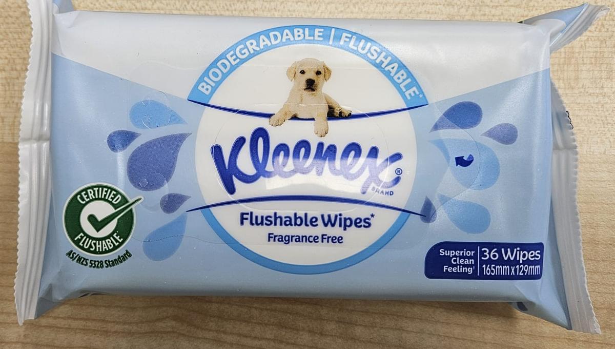 Angaben:
Feuchte Tücher; zur sanften Reinigung, ergänzend zum Toilettenpapier; 36 weiße Tücher (165 mm x 129 mm) pro Packung.

Warenbeschaffenheit:
Weiße, getränkte Vliestücher (Maße: ca. 17 x 12,5 cm), verpackt in einer bedruckten, wiederverschließbaren Folienverpackung.

Befund:
Vliesstoffe, mit Reinigungsmitteln getränkt, zur Körperpflege.
Da die Reinigungstücher mit Reinigungsmittel getränkt sind, das der Ware den wesentlichen Charakter verleiht, ist die Ware in die Position 3401 einzureihen.