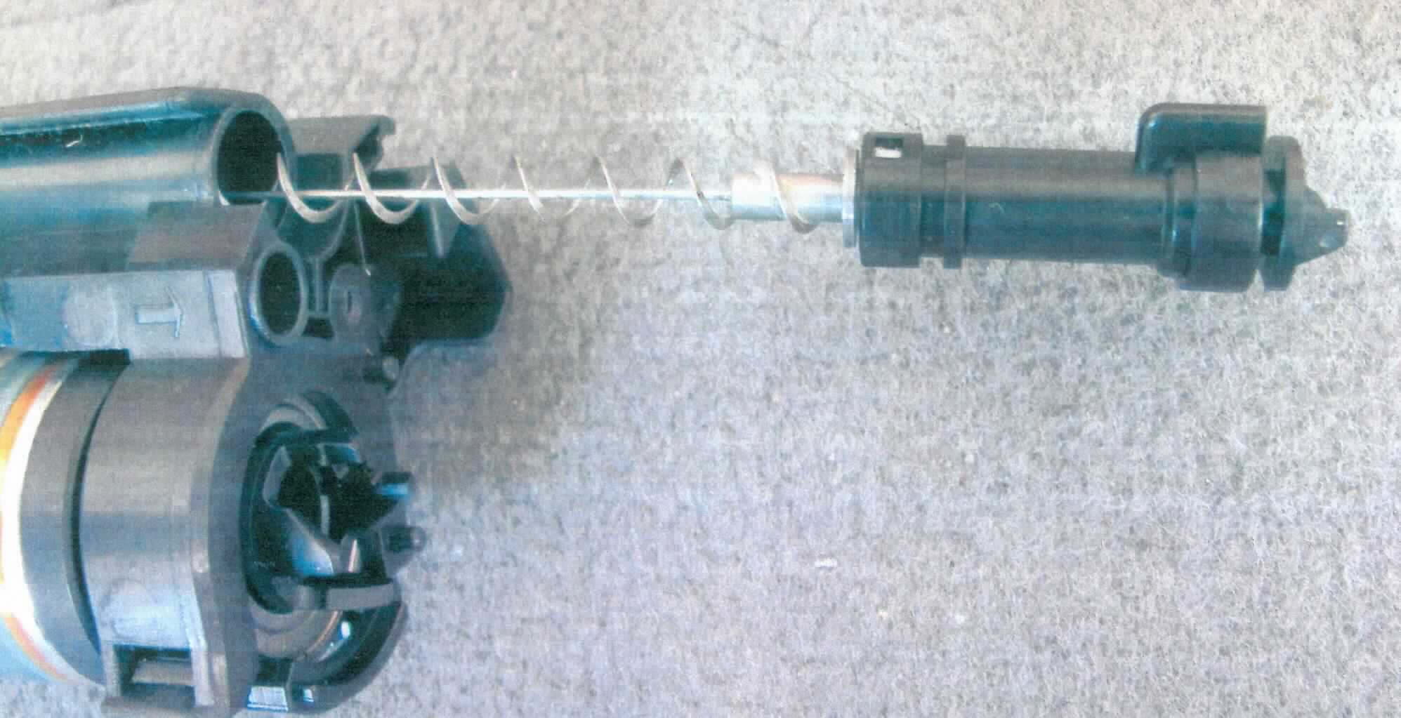Es handelt sich bei dem Artikel "Auger Assembly" um eine nach technischer Zeichnung gefertigte Spiralfeder (Länge: 384 mm), mittig mit einem dünnen Metallstab (Länge: 335 mm) versehen. 
Feder und Stab sind an einem Metallstift (Länge: 43 mm) befestigt.

Das Bauteil ist - nach dem Einbau in das Gehäuse einer Tonerkartusche, entlang der Trommel - dazu bestimmt,  überschüssiges Tonerpulver in einen Tonerauffangbehälter eines Kopiergerätes zu transportieren. Aufgrund der spezifischen Formgebung ist das Erzeugnis nicht allgemein verwendbar; ein ausschließlicher Einbau in Geräte der Position 8443 (Drucker / Kopierer) ist erkennbar.

Die Ware wird als "Teil, erkennbar ausschließlich für Geräte der Position 8443 bestimmt, nicht von den
Unterpositionen (KN) 8443 9110 bis 8443 9910 erfasst" eingereiht.

Anlage: 2 Abbildungen