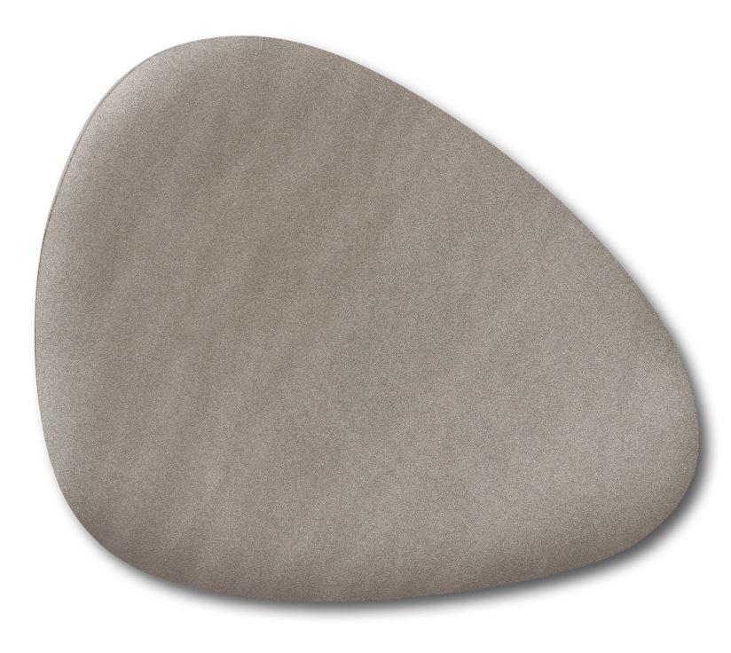 Platzset, Art. 27051, Foto siehe Anlage,
- laut Antrag:
-- in einem Polybeutel verpackt,
-- annähernd oval; in den Abmessungen von 42 cm x 34 cm,
-- aus gerauten Gewirken, die auf der Außenseite mit geprägtem, mit metallisierter Farbe bestrichenem
   Zellkunststoff (PVC) überzogen sind; die Gewirke sind dicht und geraut und dienen damit nicht nur
   der Verstärkung (Meterware der Position 5903),
- anders als quadratisch oder rechteckig zugeschnitten, somit konfektioniert,
- dient als Untersetzer z. B. für Teller bei Tisch; wird insbesondere wegen des Materials üblicherweise
  nicht gewaschen und kennzeichnet sich aufgrund des Verwendungszwecks und der Ausstattung als
  Ware zur Innenausstattung, somit keine Tischwäsche der Position 6302.

"Andere Ware zur Innenausstattung (Platzset) aus Spinnstoffen, keine Ware der Position 9404,
 aus Gewirken"