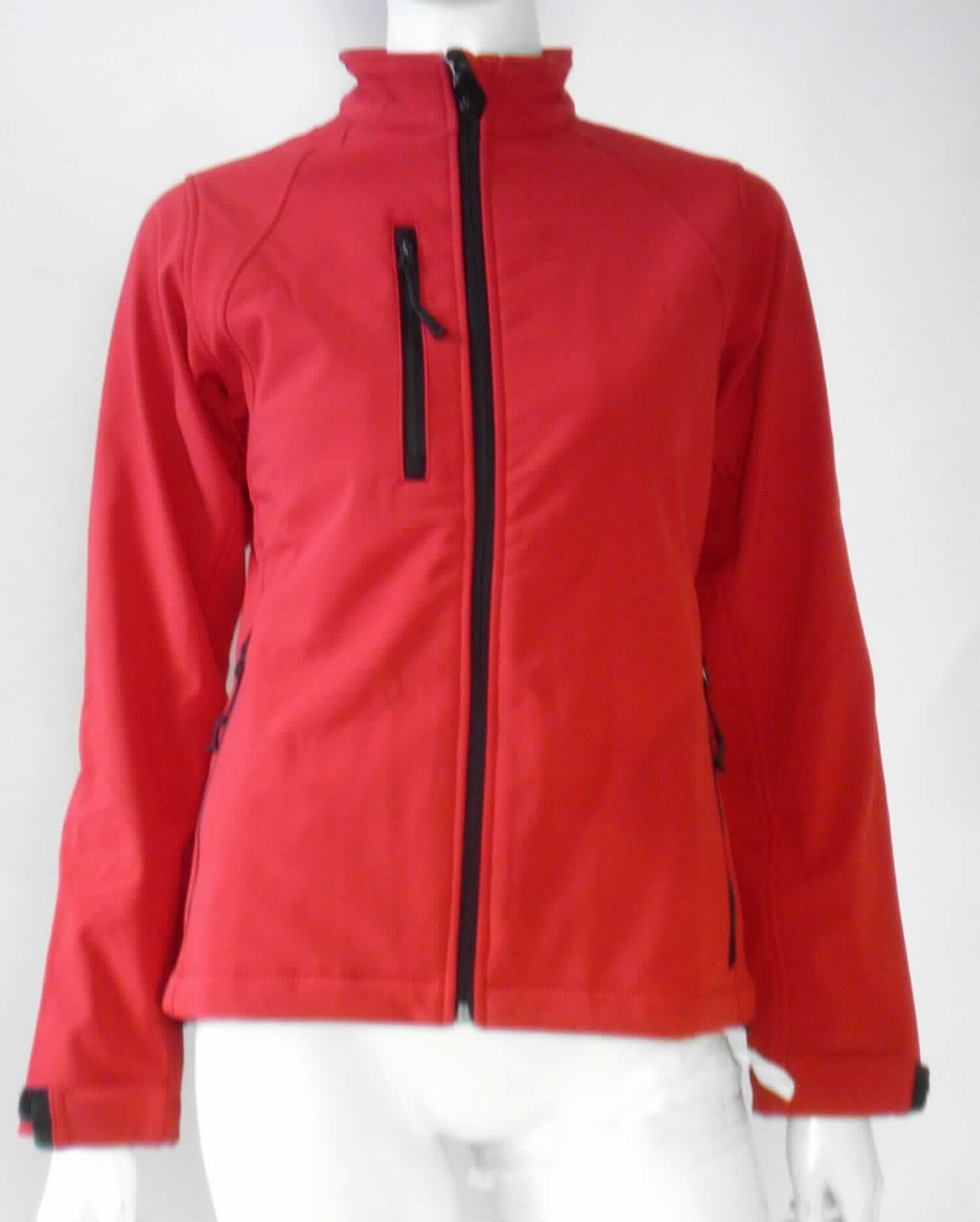 Blouson, sog. Softshell-Jacke, Style 0R140F, Größe S, Foto siehe Anlage,
- aus ca. 1,5 mm dicken, dreilagigen Flächenerzeugnissen der Position 5903 mit einer Außenlage aus einfarbigen
  Geweben, einer Zwischenlage aus einer Folie aus augenscheinlich Kunststoff und einer Innenlage aus 
  einfarbigen, einseitig gerauten Gewirken; alle Spinnstoffe aus laut Antrag 100 % synthetischen Chemiefasern,
- über die Taille reichend (Rückenlänge: ca. 63 cm),
- mit einem Stehkragen,
- vorn mit einer durchgehenden Öffnung mit einem bis in die Kragenspitzen reichenden Reißverschluss; am  
  Kragenrand mit einer kurzen Überlappung von links über rechts (Männerkleidung),
- mit langen Ärmeln, die über den unteren Rand des Kleidungsstücks hinausreichen; an den Ärmelenden mit 
  Klettriegeln zu verengen,
- vorn mit einer eingesetzten Brusttasche mit Reißverschluss sowie zwei eingesetzten Taschen mit Reißverschluss
  unterhalb der Taille,
- am unteren Rand mit einem Tunnelzug zu verengen,
- erfüllt die Merkmale zur Einreihung als Blouson, somit keine Jacke,
- die Gewebe der Außenlage verleihen dem Flächenerzeugnis insbesondere im Hinblick auf das äußere 
  Erscheinungsbild seinen wesentlichen Charakter.

"Kleidung (Blouson), aus Erzeugnissen der Position 5903, aus Geweben, für Männer"