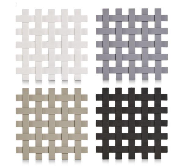 Nach den Angaben der Antragstellerin sowie der vorgelegten Abbildung handelt es sich um einen Topfuntersetzer in Flechtoptik aus Silikon, Kunststoff im Sinne der Anmerkung 1 zu Kapitel 39.
Die etwa 17,2 x 17,2 x 0,4 cm große, gitterartige Ware soll bei Tisch oder in der Küche beim Umgang mit z. B. heißen Töpfen oder Pfannen verwendet werden.
Der Topfuntersetzer ist mit einem Verkaufsetikett in einem Polybeutel für den Einzelverkauf aufgemacht.

Derartige Erzeugnisse werden zolltarifrechtlich als "Haushaltsartikel aus Kunststoffen, Artikel für den Tisch- oder Küchengebrauch, anderer als von den Codenummern 3924 1000 11 0 bis 3924 1000 20 0 erfasst" eingereiht.