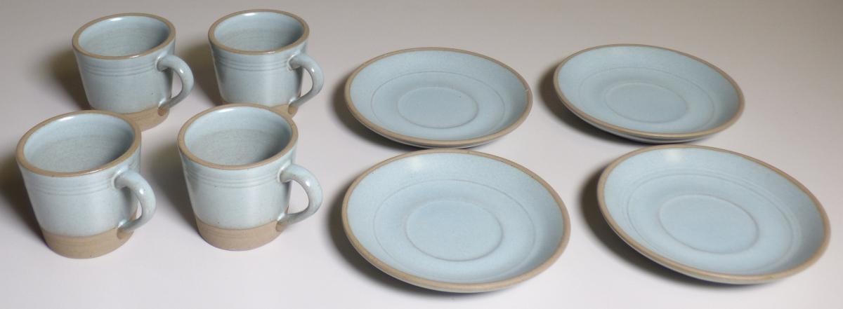 Anderes keramisches Geschirr, sog. Espresso-Set, 8-tlg., Artikel-Nr. 26538, Foto siehe Anlage,
- bestehend aus vier Tassen und vier Untertassen,
- runde, glasierte, grün-blaue Tassen mit Henkel; am oberen und unteren Rand braun und unglasiert, 
- - in den Abmessungen: 5,8 cm (Durchmesser) x 5,3 cm (Höhe),
- runde, glasierte, grün-blaue Untertassen mit leichter Vertiefung zum Abstellen der Tassen; am Rand
  braun und unglasiert,
- - in den Abmessungen: 11 cm (Durchmesser) x 1,5 cm (Höhe),
- keramische Erzeugnisse, nach der Formgebung gebrannt, tonmineralhaltiges Material enthaltend,
- nach dem Ergebnis der wissenschaftlichen Untersuchung handelt es sich um Steinzeug,
- gemeinsam verpackt in einem Karton aus Pappe mit Sichtfenster.

"Anderes keramisches Geschirr (Tasse mit Untertasse), aus Steinzeug"