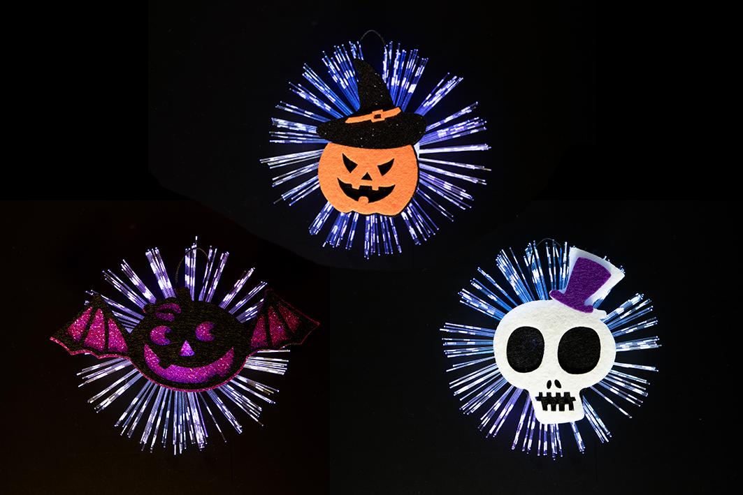 Dekorationsartikel, sog. LED Button Halloween (Ausführung "Totenkopf" bzw. "Fledermaus"),
Art. 796766, Foto siehe Anlage,
- an einem bedruckten Pappaufhänger befestigt,
- zusammengesetzte Ware, bestehend aus einem Dekorationsartikel und einer LED-Faserlampe,
- Dekorationsartikel:
-- in Form eines stilisierten Totenkopfs bzw. einer stilisierten Fledermaus, in den max. Abmessungen von
   ca. 8 cm x 5,5 cm bzw. ca. 12 cm x 4,5 cm,
-- laut Untersuchungsergebnis aus verschiedenen genadelten und mit Bindemittel bzw. Bindefasern
   verfestigten Vliesstoffen bzw. zusätzlich ("Fledermaus") aus thermisch verfestigten, mit metallisierten
   Partikeln versehenen Vliesstoffen aus jeweils synthetischen Chemiefasern; somit nicht aus Filz,
-- mit einer Aufhängeschlaufe versehen,
-- durch Zusammenfügen konfektioniert,
- LED-Faserlampe:
-- mit einem runden Gehäuse aus Kunststoff mit Batteriefach (inkl. Batterien) und An-/Ausschalter
   sowie mehreren darauf aufgebrachten, zu allen Seiten abstehenden, bis zu ca. 5 cm langen
   "Lichtfasern",
-- zur optionalen Befestigung mit einem auf der Rückseite angebrachten Klebepad ausgestattet,
- ohne eindeutigen Bezug zu einem Fest, somit keine Ware der Position 9505,
- insbesondere im Hinblick auf die Erkennbarkeit der zu verkörpernden Figuren ("Totenkopf" bzw.
  "Fledermaus") bestimmt der Dekorationsartikel aus Spinnstoffen den wesentlichen Charakter der
  zusammengesetzten Ware.

"Andere konfektionierte Ware (Dekorationsartikel), aus Spinnstoffen, aus Vliesstoffen"