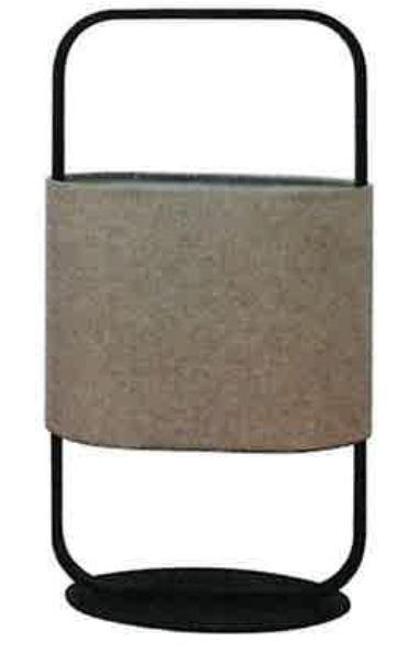 Bei der sog. Tisch- und Stehlampe Design Oval Leinen-Metall Art.Nr. 2900020010, handelt es sich im Wesentlichen um eine etwa 250 x 150 x 480 mm (L x B x H) große Tischleuchte aus einem runden Lampenfuß, einem rechteckigen Gerüst mit abgerundeten Ecken aus Metallband und einem zylindrischen Lampenschirm aus textilem Material sowie einer integrierten Lampenfassung E27. Die Lampenfassung ist jedoch lt. Datenblatt und ergänzenden Angaben der Astin ausschließlich für LED-Technologie zu verwenden (15 W LED Leuchtmittel).

Das Erzeugnis ist als "elektrischer Beleuchtungskörper, anderweit weder genannt noch inbegriffen, elektrische Tisch- und Stehleuchte, ausschließlich zur Verwendung mit LED-Lichtquellen bestimmt, aus Metall und Spinnstoffen, nicht vom TARIC-Codes 9405 2190 10 erfasst" einzureihen.