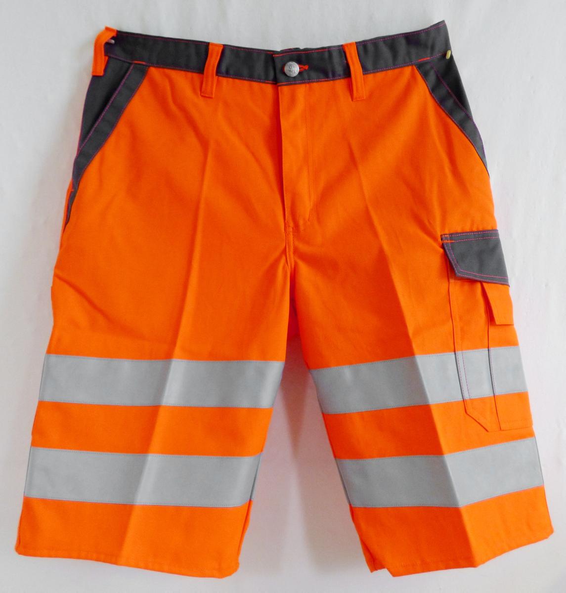 Kurze Hose, sog. BP Shorts, Art.-Nr. 2014-845-8553, Größe 50, Foto siehe Anlage,
- in einem Polybeutel verpackt,
- aus ca. 0,5 mm dicken, buntgewebten Geweben aus laut Antrag 50 % Baumwolle und 50 % Polyester
  (synthetische Chemiefasern),
- in der Taille abschließend, mit einem angesetzten, ca. 3,5 cm breiten, teilweise elastischen Bund mit
  Gürtelschlaufen,
- vorn mit einer Öffnung mit Reißverschluss, verdeckt von einer Patte von links auf rechts (Männer-
  kleidung), die im Bund mit einem Knopf geschlossen wird,
- mit verschiedenen ein- und aufgesetzten, offenen bzw. mit Patte und Klett- oder Druckknopfverschluss
  ausgestatteten Taschen,
- mit kurzen Hosenbeinen, die nicht die Knie bedecken (Seitenlänge: ca. 59 cm), auf den Hosenbeinen
  mit mehreren aufgenähten, ca. 5 cm breiten, reflektierenden Streifen versehen,
- an den Beinabschlüssen durch Umschlagen und Festnähen gesäumt.

"Kurze Hose, aus Geweben, für Männer, aus synthetischen Chemiefasern"