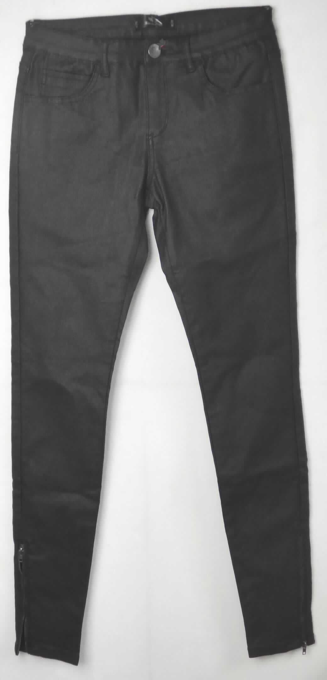 Lange Hose,Größe 27/32, Foto siehe Anlage,
- aus ca. 0,6 mm dicken, einfarbigen, einseitig (Außenseite) mit Kunststoff (kein Zellkunststoff) bestrichenen
  Geweben der Position 5903 aus laut Antrag 77 % Viskose, 20 % Polyester und 3 % Elasthan 
  (alles Chemiefasern),
- in der Taille abschließend, mit einem angesetzten Bund mit Gürtelschlaufen,
- vorn mit einer Öffnung mit Reißverschluss und Patte von links über rechts (Männerkleidung), die im Taillenbund
  mit einem Druckknopf geschlossen wird,
- vorn mit zwei offenen Eingriffstaschen und hinten mit zwei aufgesetzten Gesäßtaschen,
- mit knöchellangen Hosenbeinen, seitlich mit ca. 19 cm hochreichenden Reißverschlüssen; an den 
  Beinabschlüssen durch Umschlagen und Festnähen gesäumt.

"Kleidung (lange Hose) aus Erzeugnissen der Position 5903, aus Geweben, für Männer"