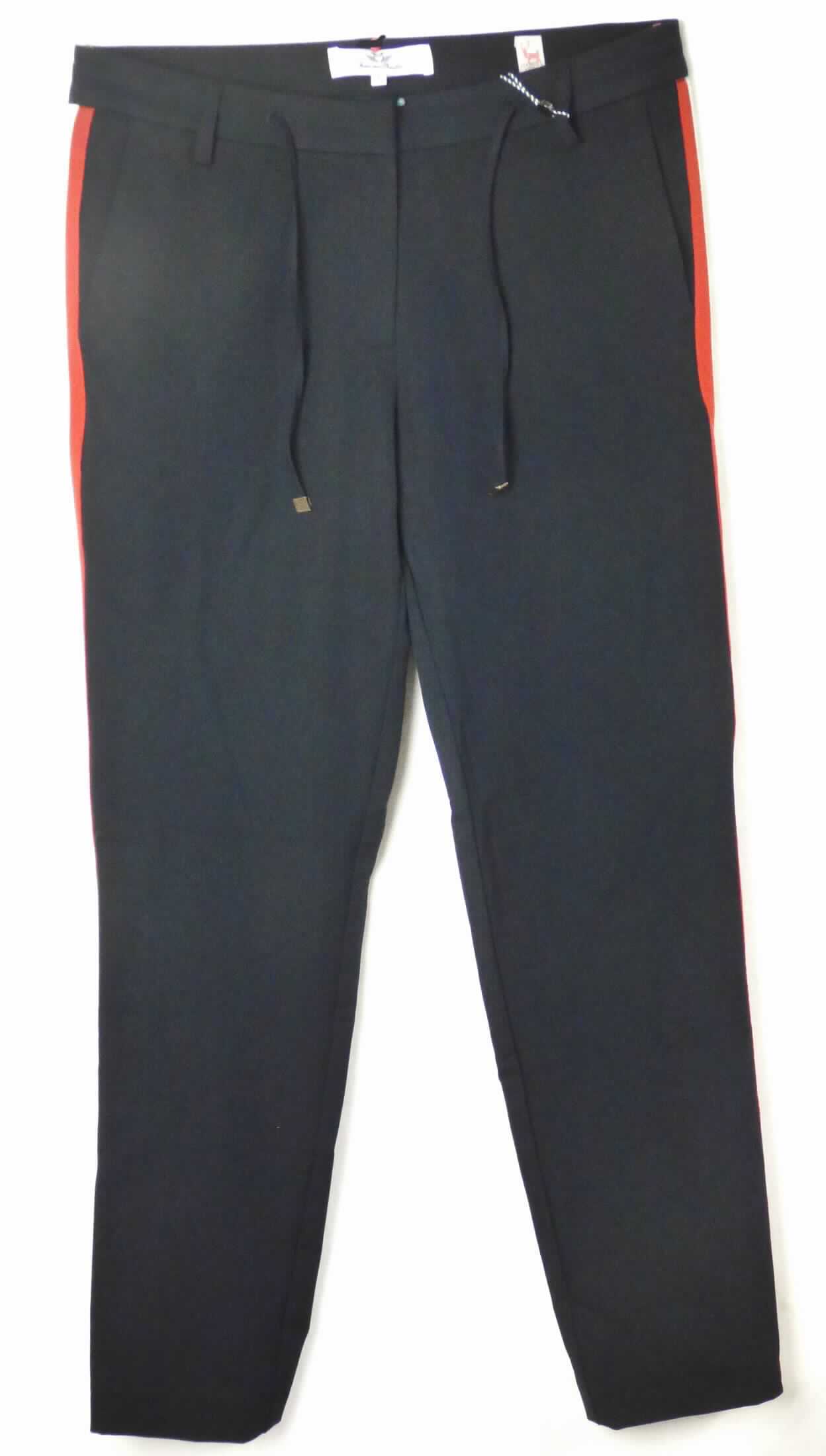 Lange Hose, Größe S, Foto siehe Anlage,
- aus ca. 0,6 mm dicken, einfarbigen Geweben aus laut Antrag 62 % Polyester und 5 % Elasthan (beides 
  synthetische Chemiefasern) sowie 33% Viskose (künstliche Chemiefasern),
- in der Taille abschließend; mit einem angesetzten, ca. 3,5 cm breiten Taillenbund mit eingezogenem Tunnelzug 
  und Gürtelschlaufen,
- vorn mit einer Öffnung mit Reißverschluss und Patte von rechts über links  (Frauenkleidung), die im Bund mit 
  einem Haken- und Knopfverschluss geschlossen wird, 
- seitlich mit zwei offenen Eingriffstaschen, hinten mit zwei Gesäßtaschenattrappen,
- an den Hosenbeinseiten mit aufgenähten, buntgewirkten Gewirkestreifen aus Spinnstoffen verziert,
- an den Beinabschlüssen durch Umschlagen und Festnähen gesäumt,
- keine Arbeits- und Berufskleidung.

"Lange Hose, aus Geweben, für Frauen, aus synthetischen Chemiefasern, keine Arbeits- und Berufskleidung, nicht
 nach dem Batik-Verfahren handbedruckt"