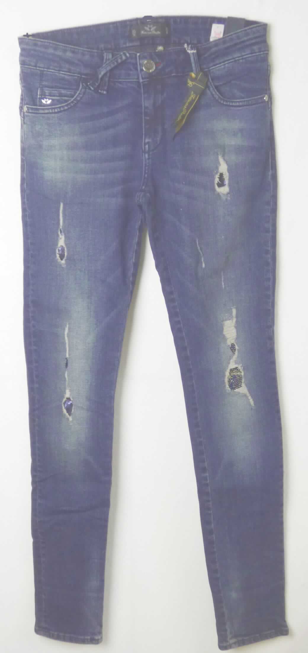 Lange Hose, sog. Damenhose, Größe 27/32, Foto siehe Anlage,
- aus ca. 0,9 mm dicken, buntgewebten, köperbindigen Denimgeweben aus laut Antrag 98 % Baumwolle, 
  und 2 % Elasthan (synthetische Chemiefasern),
- in der Taille abschließend, mit einem ca. 4 cm breiten, angesetzten Bund mit Gürtelschlaufen,
- vorn mit einer Öffnung mit Reißverschluss und Patte von links über rechts (Männerkleidung), die im Taillenbund 
  mit einem Knopf geschlossen wird,
- vorn mit zwei offenen Eingriffstaschen und einer aufgesetzten, kleinen Tasche sowie mit zwei 
  aufgesetzten, offenen Gesäßtaschen,
- vorn mit Löchern und von innen aufgeklebten "Flicken" aus mit Pailletten bestickten Gewirken verziert,
- mit knöchellangen Hosenbeinen; an den Beinabschlüssen durch Umschlagen und Festnähen gesäumt,
- keine Arbeits- und Berufskleidung.

"Lange Hose, aus Geweben, für Männer, aus Baumwolle, keine Arbeits- und Berufskleidung, aus Denim"