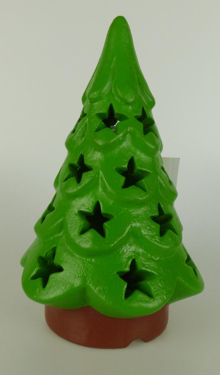 Andere keramische Ziergegenstände, sog. Tannenbaum, 7591816, 9074217, Foto siehe Anlage,
- in Form von glasierten, roten, innen hohlen Tannenbäumen; mit sternförmigen Durchbrüchen,
- jeweils mit einer offenen Standfläche,
- mit einer Höhe von ca. 20 cm bzw. 30 cm,
- keramische Erzeugnisse, nach der Formgebung gebrannt, tonmineralhaltiges Material enthaltend,
- lt. Antrag aus feinen Erden,
- ohne Hinweise auf Handarbeit,
- keine Festartikel der Position 9505, da die Waren keinen eindeutigen Bezug zum Weihnachtsfest
  aufweisen,
- sollen lt. Antrag auch als Gartenlicht genutzt werden können, indem die Waren z. B. über ein Teelicht
  gestellt werden, stellen jedoch keine nicht elektrischen Beleuchtungskörper der Position 9405 dar,
  u. a. da durch ein unter die Waren gestelltes, brennendes Teelicht nicht die Umgebung erhellt,
  sondern nur die Zierwirkung der Waren erhöht wird.

"Andere keramische Ziergegenstände, aus feinen Erden, nicht handgearbeitet"