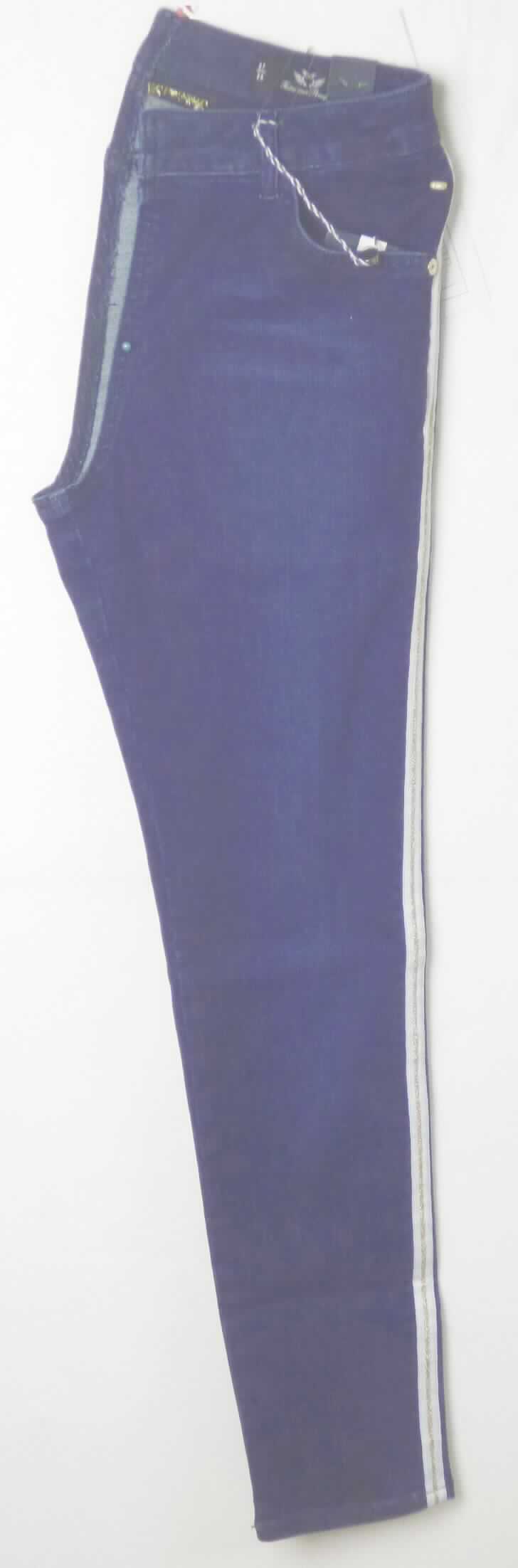 Lange Hose, sog. Damenhose, Größe W27/L28, Foto siehe Anlage,
- im Hinblick auf die Beschaffenheit veranschaulicht durch ein vollständiges Warenmuster in der Farbe schwarz 
  (nicht Gegenstand der vZTA) und im Hinblick auf das Material durch ein unvollständiges Muster,
- aus ca. 0,9 mm dicken, buntgewebten (blau/weiß), köperbindigen Denimgeweben aus laut Antrag 
  88 % Baumwolle, 8,5 % Polybutylenterephthalat und 3,5 % Elasthan (beides synthetische Chemiefasern),
- in der Taille abschließend; mit einem ca. 3,5 cm breiten, angesetzten Bund mit Gürtelschlaufen,
- vorn mit einer Öffnung mit Reißverschluss und Patte von links über rechts (Männerkleidung), die im Taillenbund 
  mit einem Knopf geschlossen wird,
- mit verschiedenen ein- und aufgesetzten Taschen,
- an der äußeren Seitennaht mit einem aufgenähten, gewebten Band verziert,
- mit knöchellangen Hosenbeinen; an den Beinabschlüssen durch Umschlagen und Festnähen gesäumt,
- keine Arbeits- und Berufskleidung.

"Lange Hose, aus Geweben, für Männer, aus Baumwolle, keine Arbeits- und Berufskleidung, aus Denim"