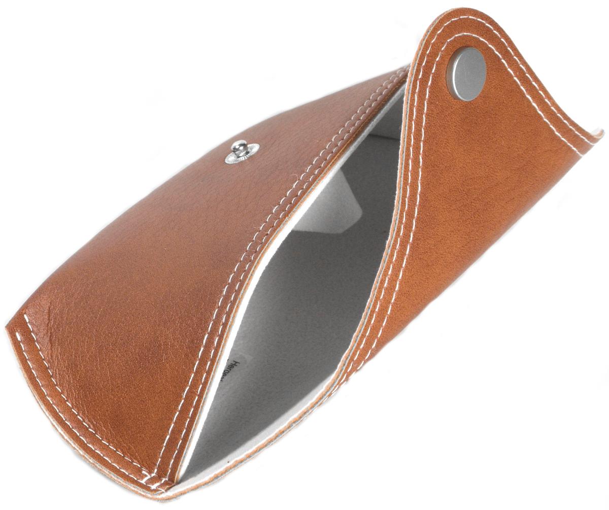 Brillenetui, sog. Soft Etui Braun, Foto siehe Anlage,
- mit einer Außenseite aus Kunststofffolien (lederartig geprägt) auf einer Unterlage aus Spinnstoff,
- mit einer Überschlagklappe mit einem Druckknopfverschluss,
- innen mit Spinnstoff ausgekleidet,
- mit den Abmessungen: ca. 17,5 cm (Breite) x 5 cm (Tiefe) x 7,5 cm (Höhe),
- in Form und Größe zur Aufnahme einer Brille gearbeitet.

"Brillenetui, Taschen- oder Handtaschenartikel, mit Außenseite aus Kunststofffolien"