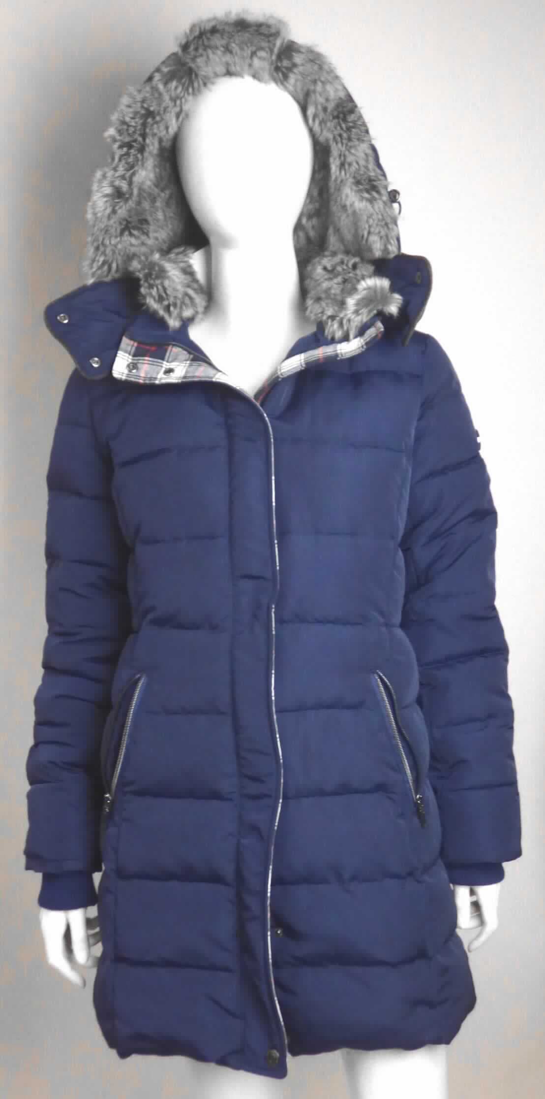 Mantel, sog. Winterjacke, Größe S, Foto siehe Anlage,
- vierlagig gearbeitet und nach dem Zuschneiden durch Steppen abgeteilt; mit einer Außenlage aus ca. 0,2 mm 
  dicken (leichten), einfarbigen Geweben aus laut Antrag 100 % Polyester (synthetische Chemiefasern), einer 
  Zwischen- und einer Innenlage aus einfarbigen Geweben sowie einer Zwischenlage aus Wattierungsstoff 
  (keine Meterware der Position 5811),
- mit einem Futter aus buntgewebten Geweben,
- mit einem Stückgewicht von ca. 1355 Gramm, 
- über den halben Oberschenkel reichend (Rückenlänge: 86 cm), 
- mit einem Stehkragen mit einem Besatz aus Plüschgewirken, 
- mit einer abtrennbaren Kapuze mit einem Futter aus Plüschgewirken,
- vorn mit einer durchgehenden Öffnung mit Reißverschluss, verdeckt von einer Patte mit Druckknopfverschluss 
  von rechts über links (Frauenkleidung), 
- mit langen Ärmeln, mit eingenähten, verengenden Bündchen (sog. Windfang) aus Gewirken,
- im Rückenteil in Taillenhöhe mit einem eingezogenen, teilweise sichtbaren elastischen Band zu verengen,
- zwei eingesetzten Taschen mit Reißverschluss unterhalb der Taille,
- am unteren Rand gesäumt,
- u. a. aufgrund der leichten Gewebe kein Parka,
- wird im Allgemeinen über jeder anderen Kleidung und zum Schutz gegen das Wetter getragen, u. a. deshalb 
  keine Jacke.

"Mantel, aus Geweben, für Frauen, aus Chemiefasern, mit einem Stückgewicht von mehr als 1 kg, kein Parka"