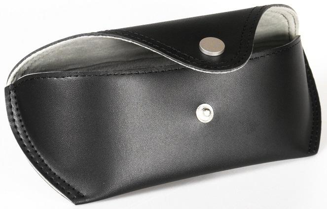 Brillenetui, sog. Soft Etui Schwarz, Foto siehe Anlage,
- mit einer Außenseite aus Kunststofffolien (lederartig geprägt) auf einer Unterlage aus Spinnstoff,
- mit einer Überschlagklappe mit einem Druckknopfverschluss,
- innen mit Spinnstoff ausgekleidet,
- mit den Abmessungen: ca. 18 cm (Breite) x 5 cm (Tiefe) x 7,5 cm (Höhe),
- in Form und Größe zur Aufnahme einer Brille gearbeitet.

"Brillenetui, Taschen- oder Handtaschenartikel, mit Außenseite aus Kunststofffolien"