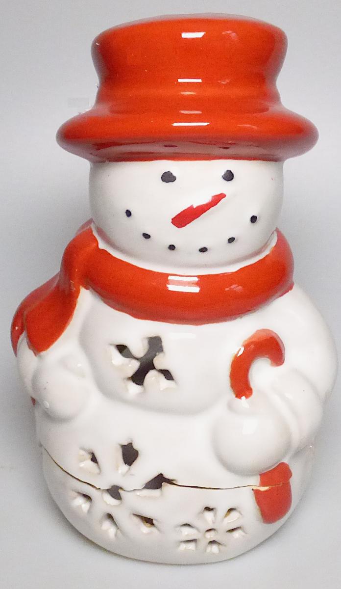 Anderer keramischer Ziergegenstand, sog. Schneemann, 9071912, Foto siehe Anlage,
- glasiertes, weiß-rotes Windlicht in Form eines mit Schal und Hut bekleideten Schneemanns,
- mit sternförmigen Durchbrechungen,
- an der Rückseite mit einer Öffnung zum Einstellen eines Teelichts,
- mit einer Höhe von ca. 18 cm,
- keramisches Erzeugnis, nach der Formgebung gebrannt, tonmineralhaltiges Material enthaltend,
- lt. Antrag aus feinen Erden,
- ohne Hinweise auf Handarbeit,
- kein nicht elektrischer Beleuchtungskörper der Position 9405, u. a. da durch ein in die Ware
  gestelltes, brennendes Teelicht nicht die Umgebung erhellt, sondern nur die Zierwirkung der
  Ware erhöht wird.

"Anderer keramischer Ziergegenstand, aus feinen Erden, nicht handgearbeitet"