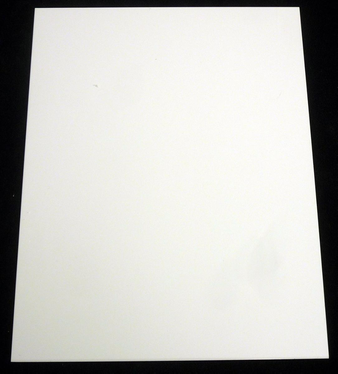 Blech aus Aluminium

Bei der Ware handelt es sich um ein rechteckiges metallisches Blech, das auf einer Seite mit einer gefärbten Polyesterbeschichtung und zusätzlich mit einer Schutzfolie versehen ist.

Abmessungen: 305 mm x 610 mm; Dicke 0,45 mm.

Das Blech besteht nach den Angaben aus einer Aluminiumlegierung.

Das Erzeugnis ist als "Bleche und Bänder, aus Aluminium, mit einer Dicke von mehr als 0,2 mm, quadratisch oder rechteckig, aus Aluminiumlegierungen, andere, mit Farbe versehen, lackiert oder mit Kunststoff beschichtet, andere, ohne Unterlage, ohne innere Lagen aus anderem Material, andere"  in die Codenummer 7606 1220 88 0 des Zolltarifs einzureihen.