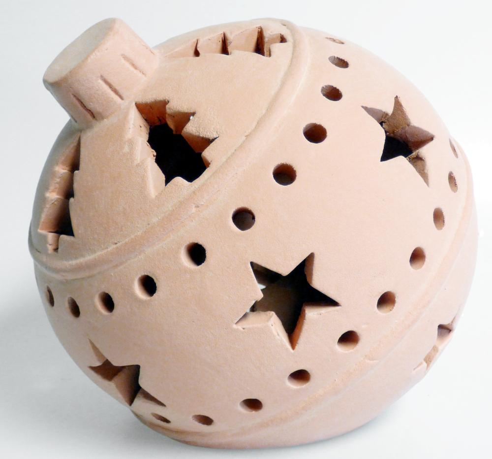 Anderer keramischer Ziergegenstand, sog. Garten Ornamente Kugel, 9073618,
Foto siehe Anlage,
- unglasierte, terrakottafarbene, innen hohle Kugel mit Durchbüchen in Form von
  Sternen, Tannenbäumen und runden Löchern,
- mit einer offenen Standfläche,
- mit einem Durchmesser von ca 20 cm,
- keramisches Erzeugnis, nach der Formgebung gebrannt, tonmineralhaltiges Material
  enthaltend,
- lt. Antrag aus feinen Erden,
- ohne Hinweise auf Handarbeit.

"Anderer keramischer Ziergegenstand, aus feinen Erden, nicht handgearbeitet"