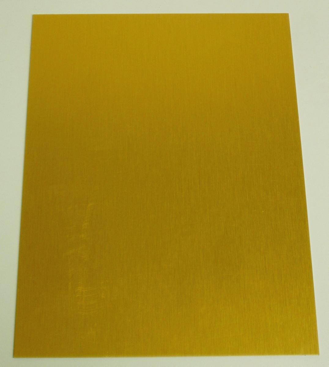 Platten aus Aluminium

Bei der Ware handelt es sich um ein rechteckiges metallisches Blech, das auf einer Seite mit einer gefärbten Polyesterbeschichtung und zusätzlich mit einer Schutzfolie versehen ist.

Abmessungen: 305 mm x 610 mm; Dicke 0,5 mm.

Das Blech besteht nach den Angaben aus einer Aluminiumlegierung.

Das Erzeugnis ist als Bleche und Bänder, aus Aluminium, mit einer Dicke von mehr als 0,2 mm, quadratisch oder rechteckig, aus Aluminiumlegierungen, andere, mit Farbe versehen, lackiert oder mit Kunststoff beschichtet, andere, ohne Unterlage, ohne innere Lagen aus anderem Material, andere in die Codenummer 7606 1220 88 0 des Zolltarifs einzureihen.